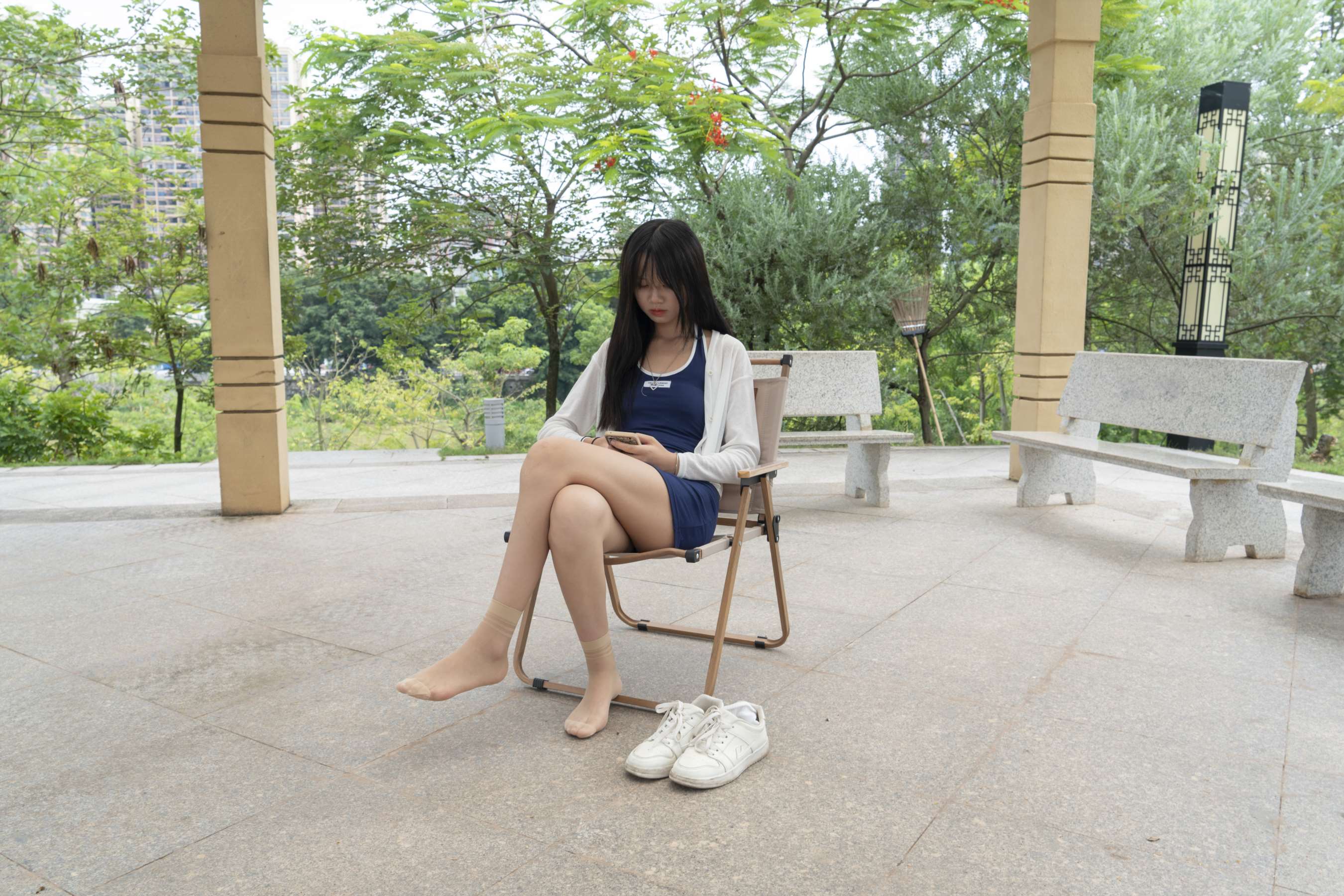 《学妹公园包臀裙の短丝脚丫》作品图