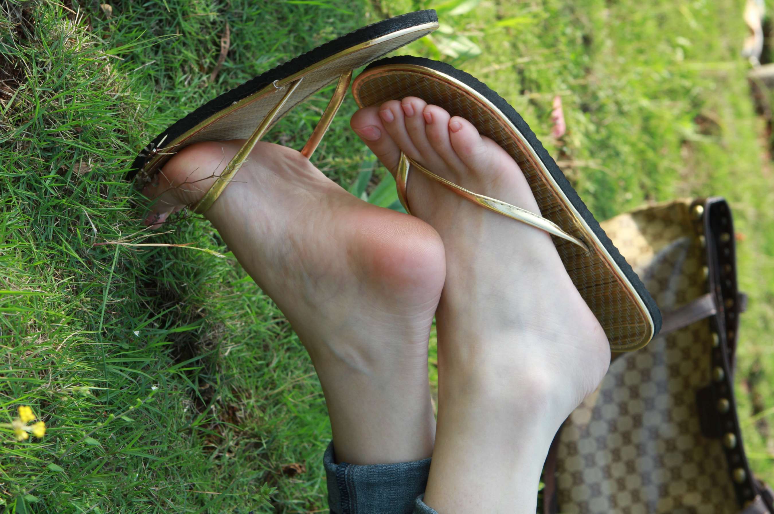 《少女人字拖嫩足踏青》作品图