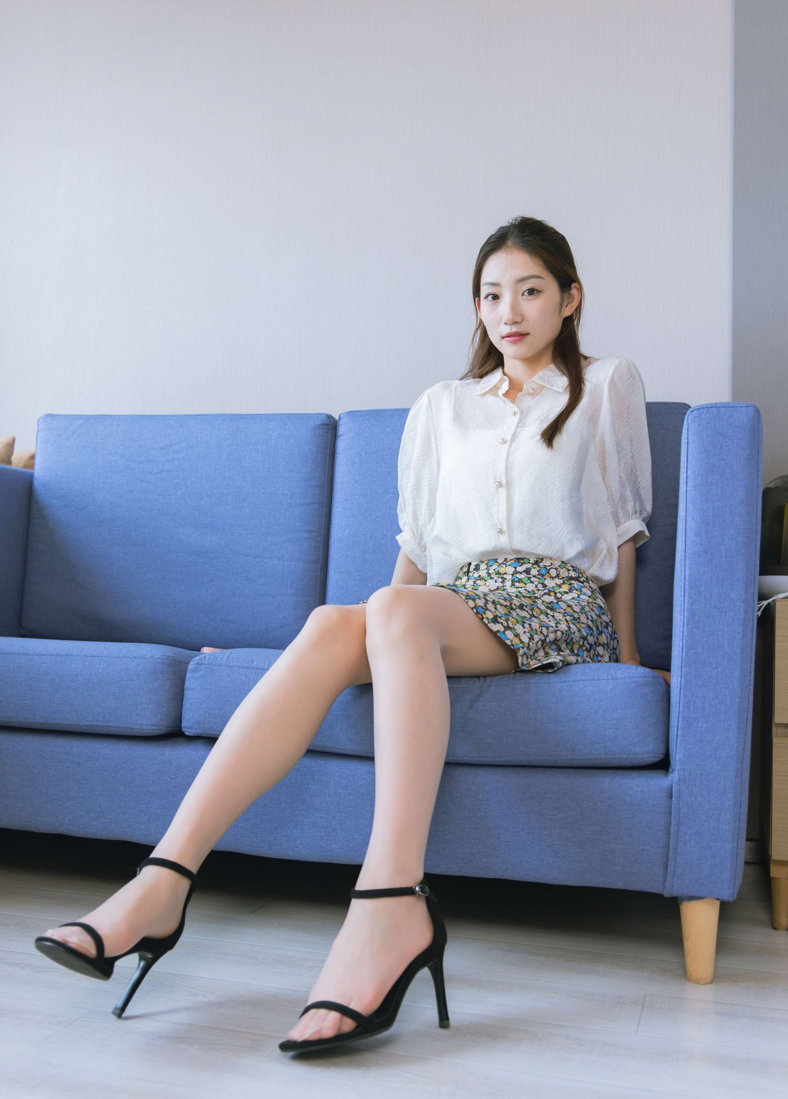 《小沫-三双高跟鞋、肉丝、裸足》作品图