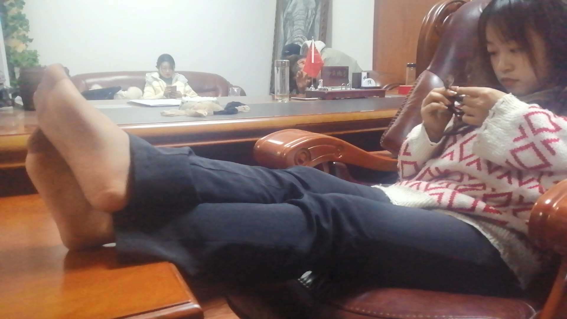 《[视频] 小秘书的短丝黑脚》作品图