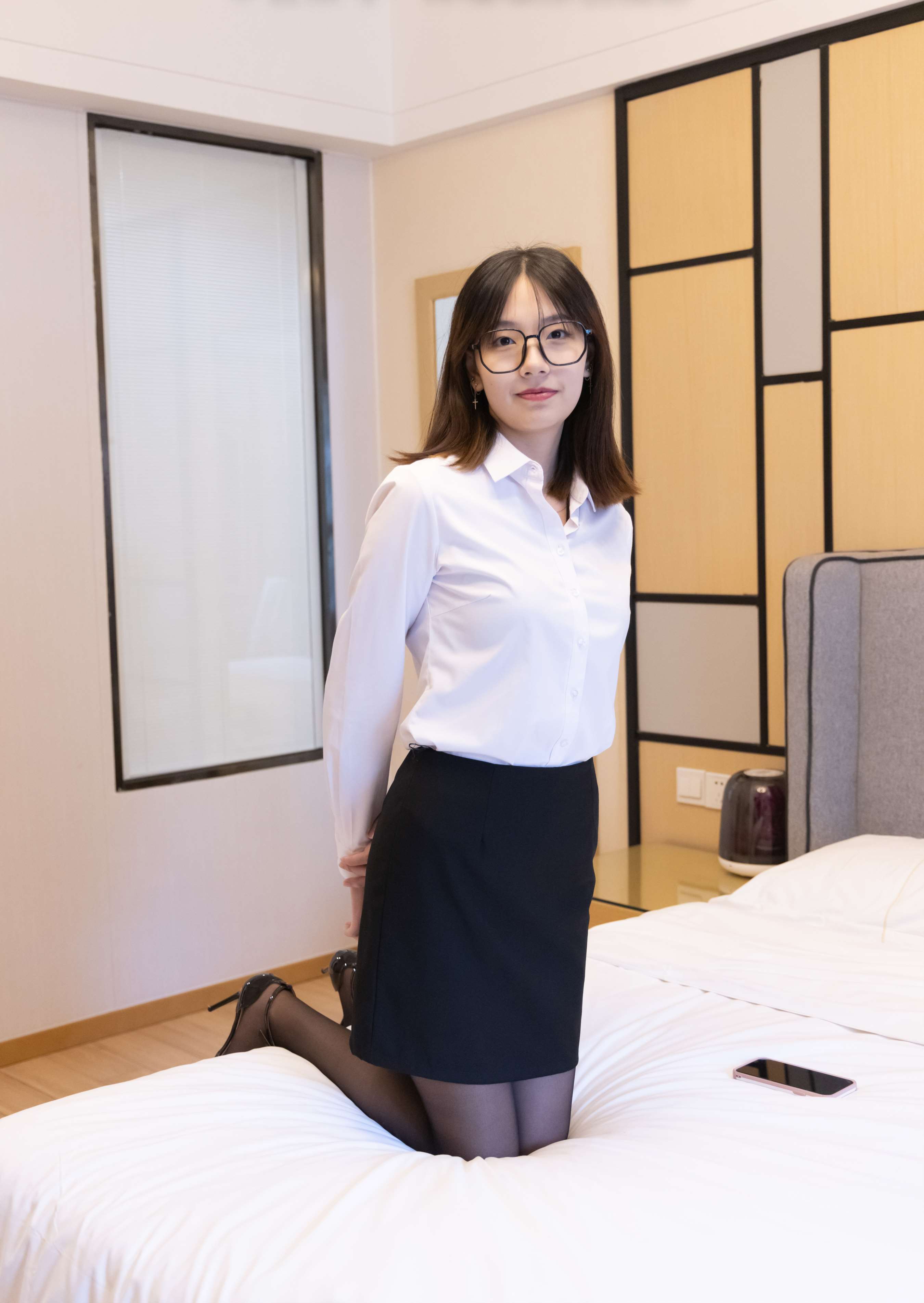 《小甜豆-高跟鞋、黑丝、ol制服》作品图