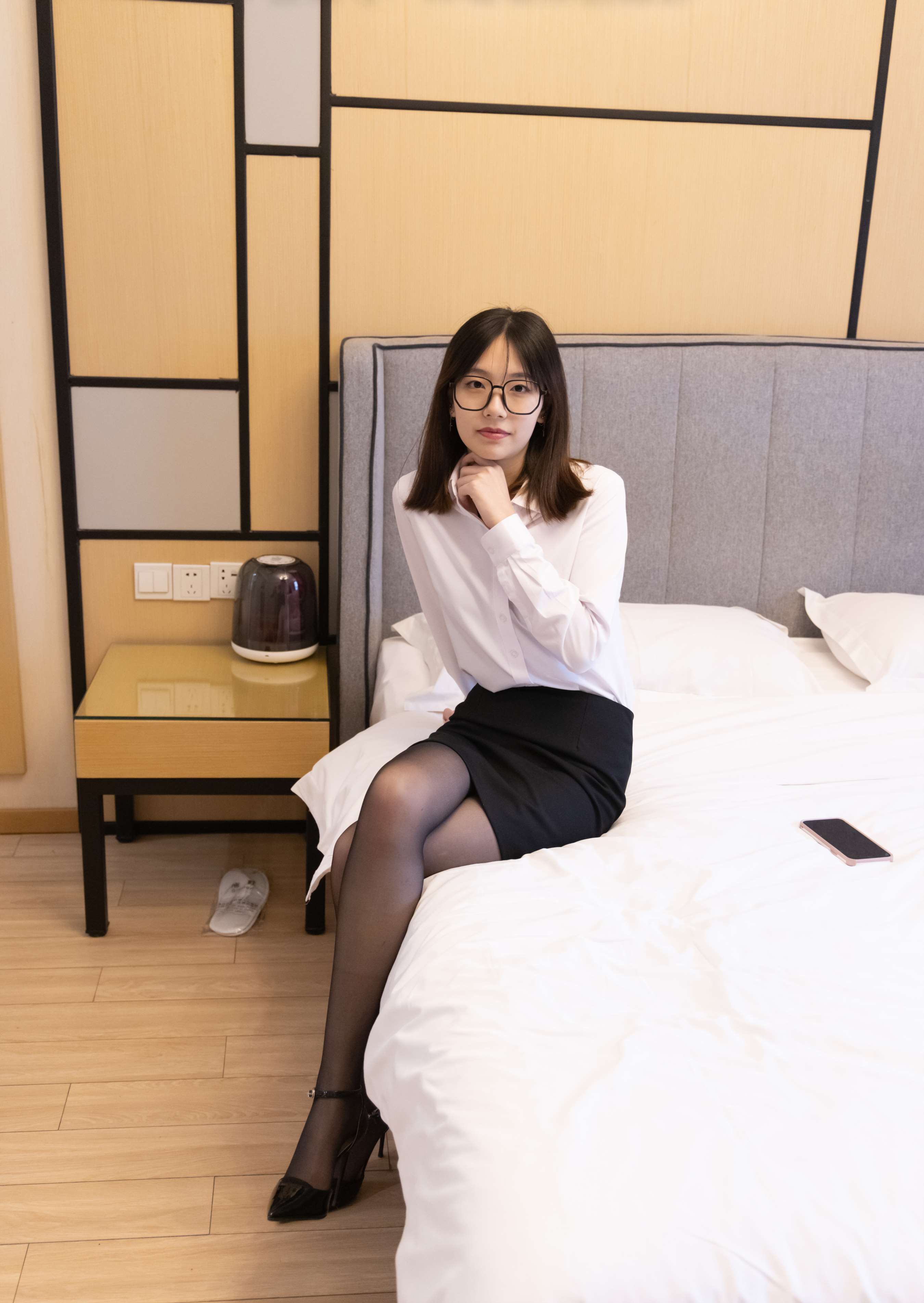 《小甜豆-高跟鞋、黑丝、ol制服》作品图