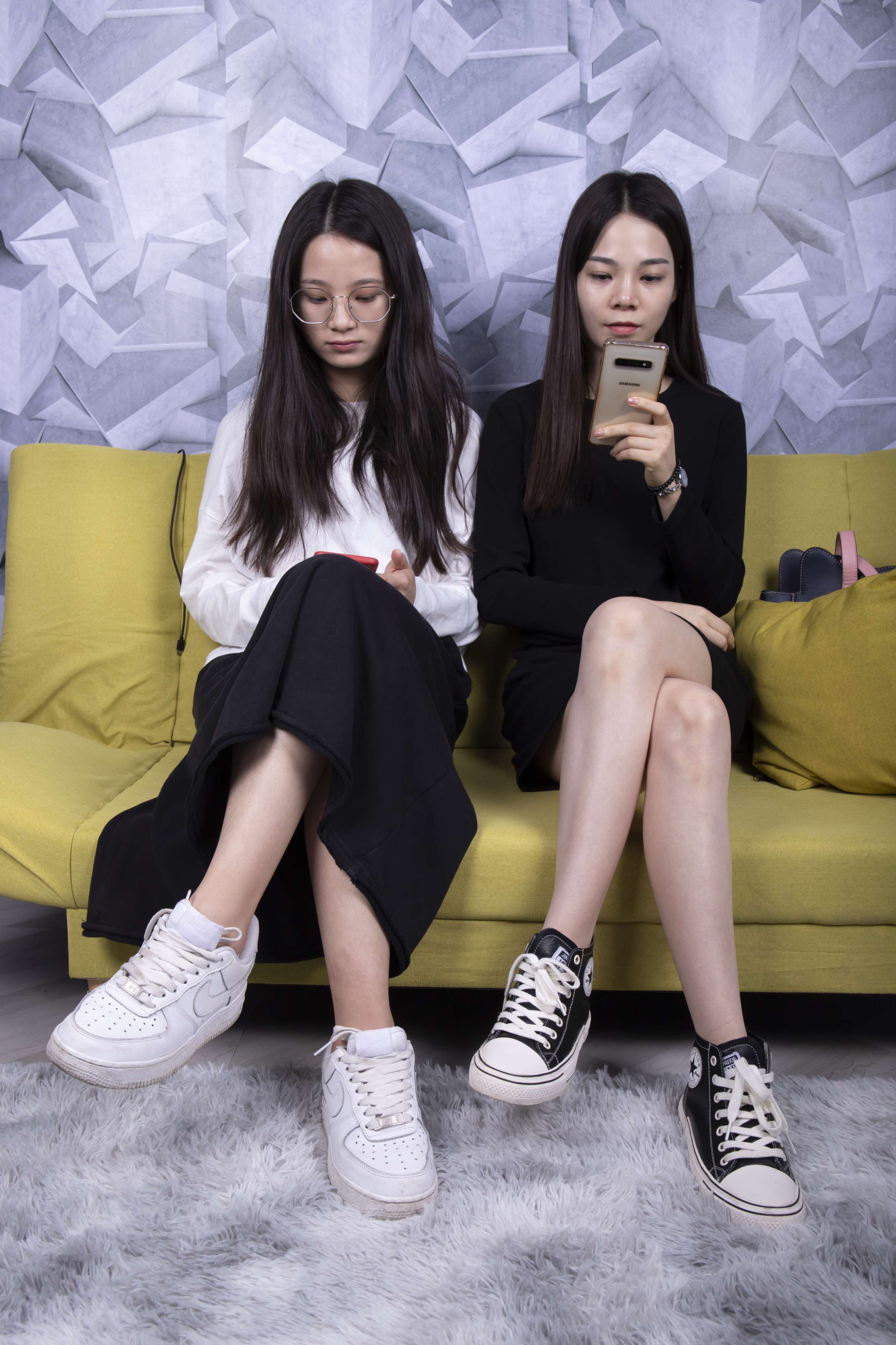 《姐妹花沙发高跟秀裸足》作品图