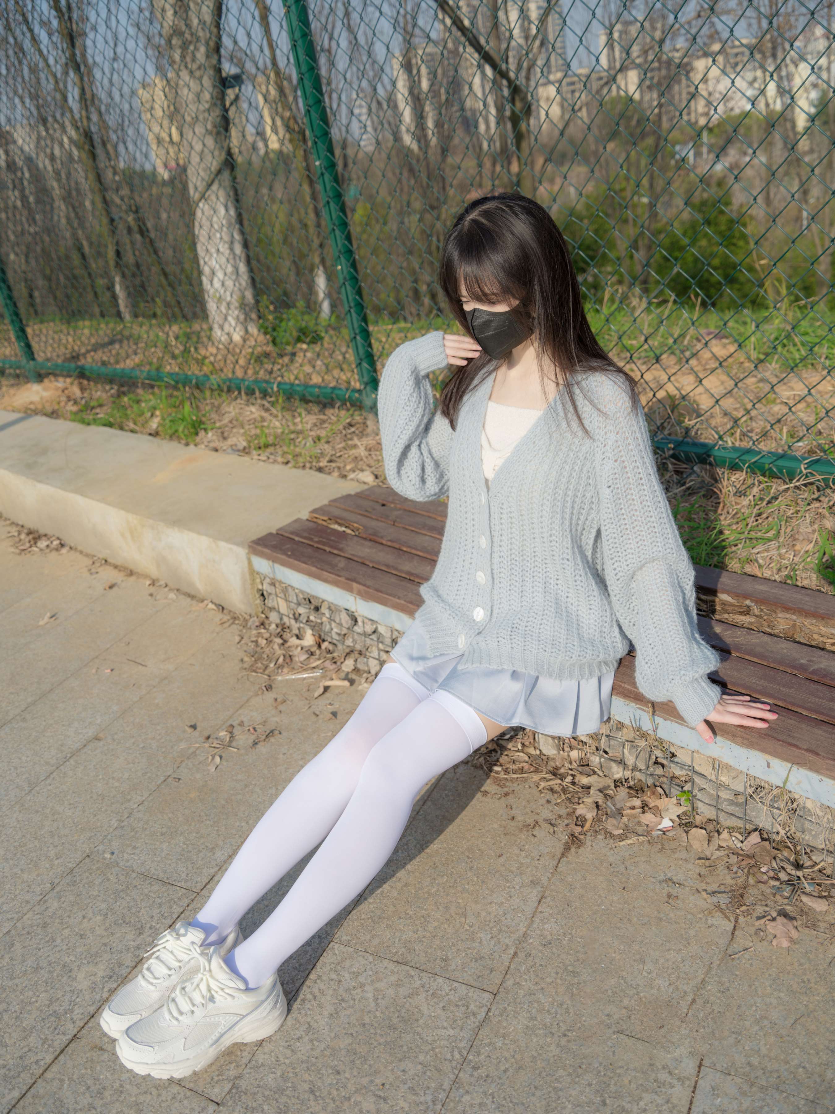 《毛衣少女运动鞋の白丝脚丫》作品图