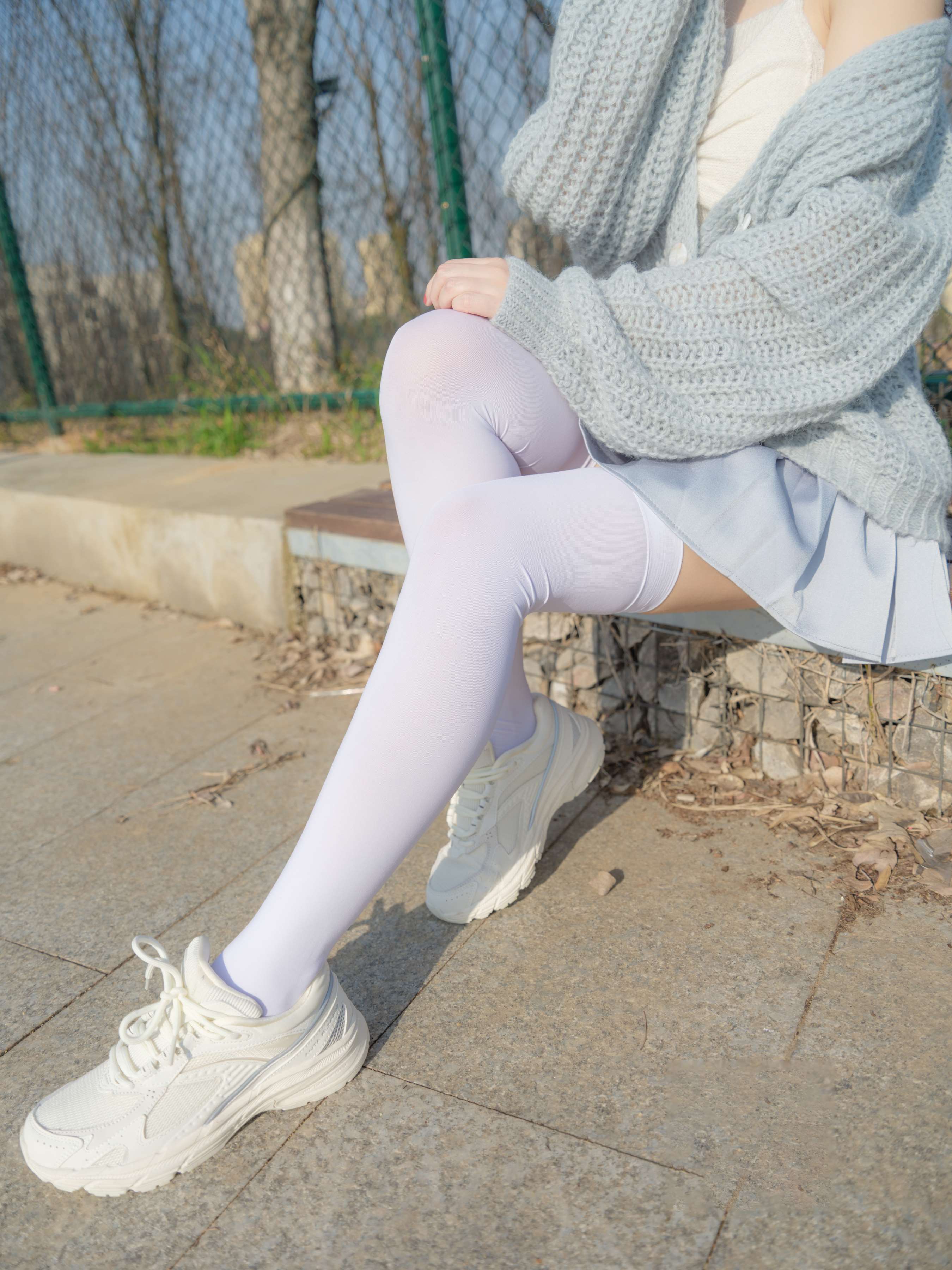 《毛衣少女运动鞋の白丝脚丫》作品图