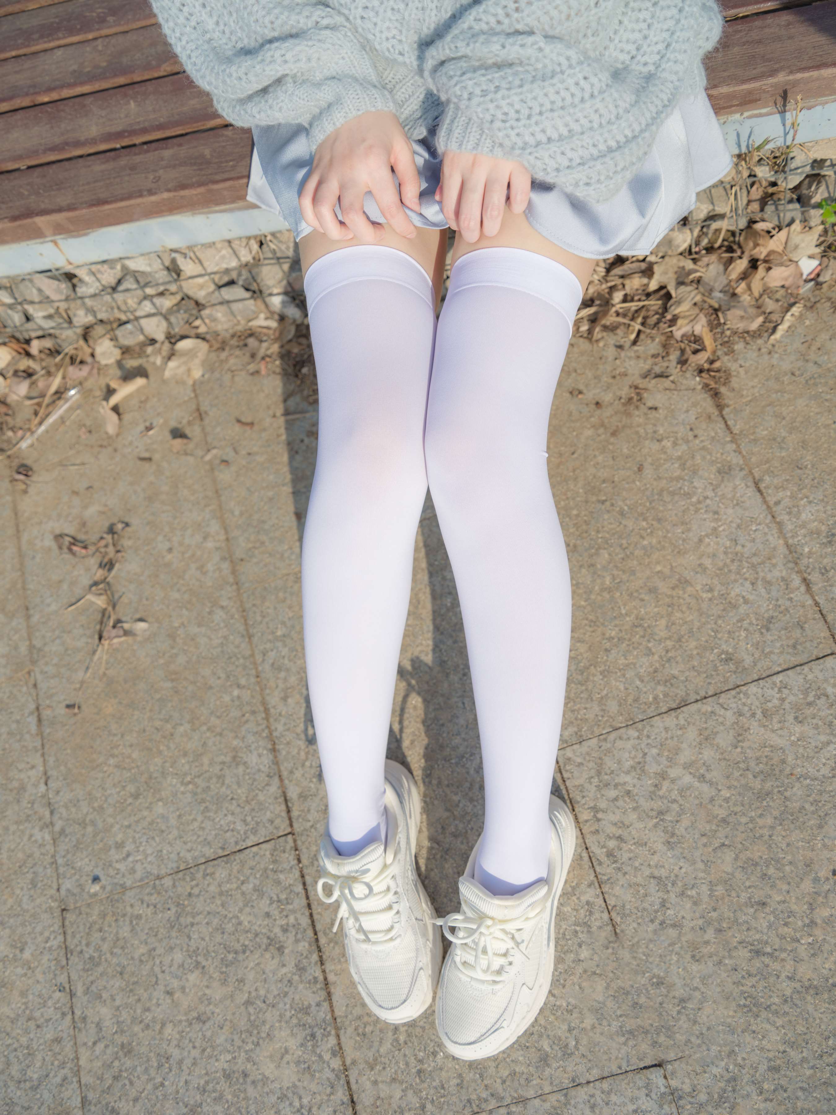 《毛衣少女运动鞋の白丝脚丫》作品图