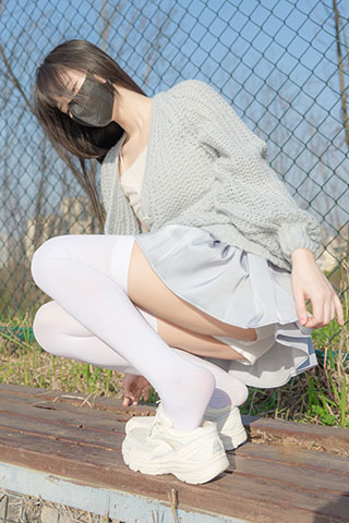 毛衣少女运动鞋の白丝脚丫