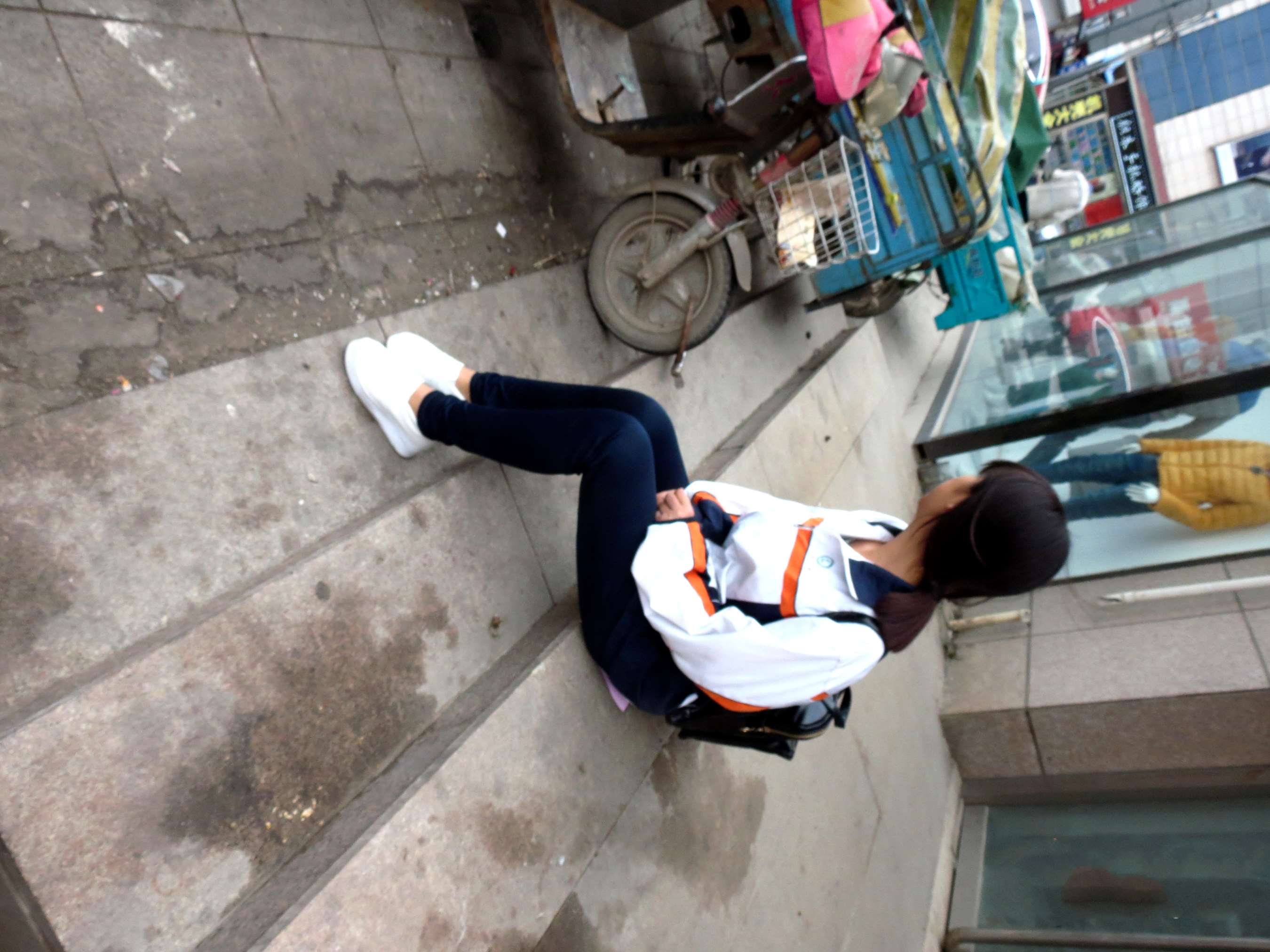 《真实搭讪街头女学生脱鞋脱袜要袜子》作品图