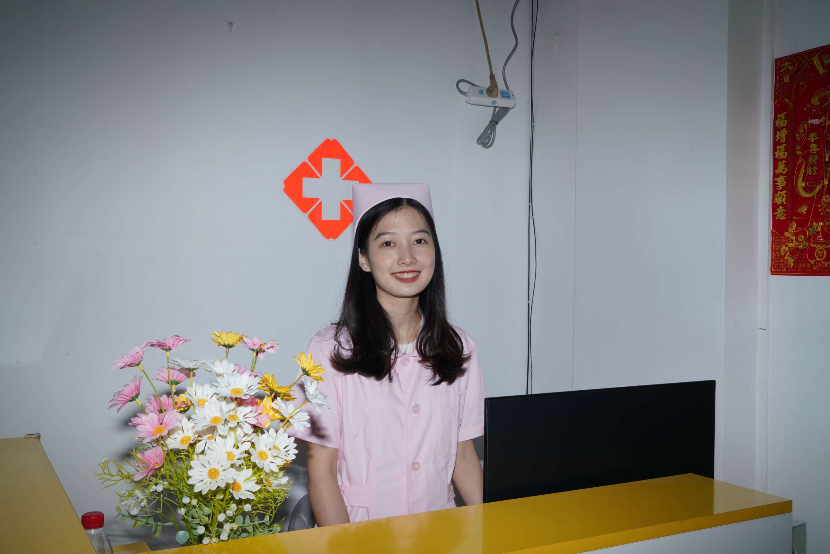 《搞怪“护士”小姐姐燕玲秀脚丫》作品图