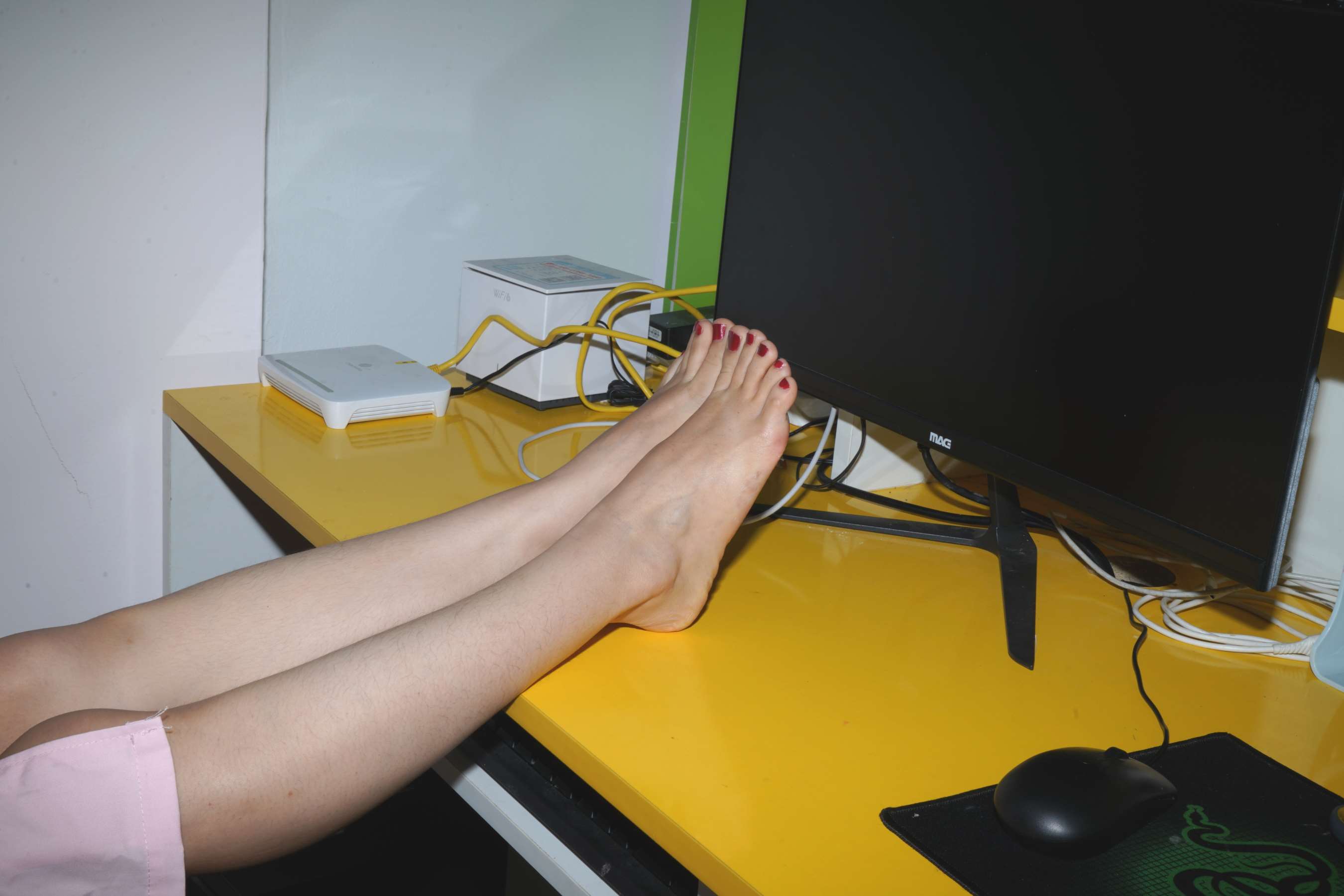 《搞怪“护士”小姐姐燕玲秀脚丫》作品图