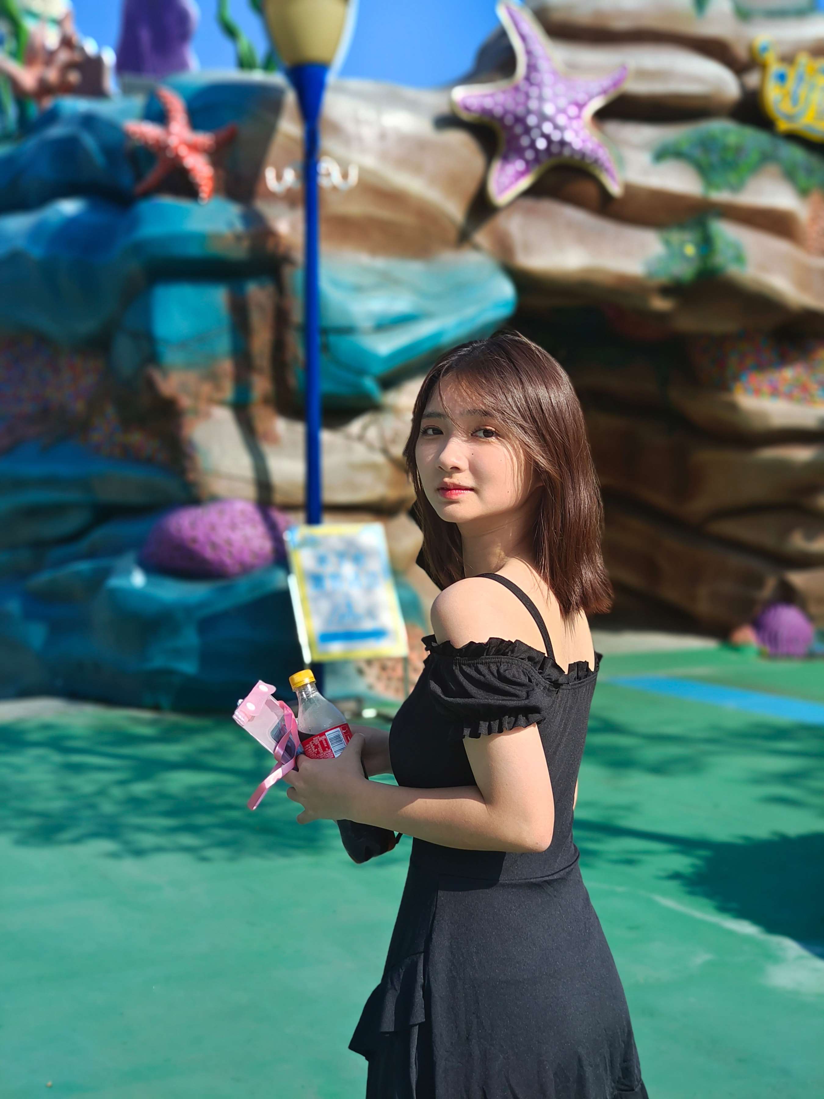 《学生兔兔水上乐园秀脚丫》作品图