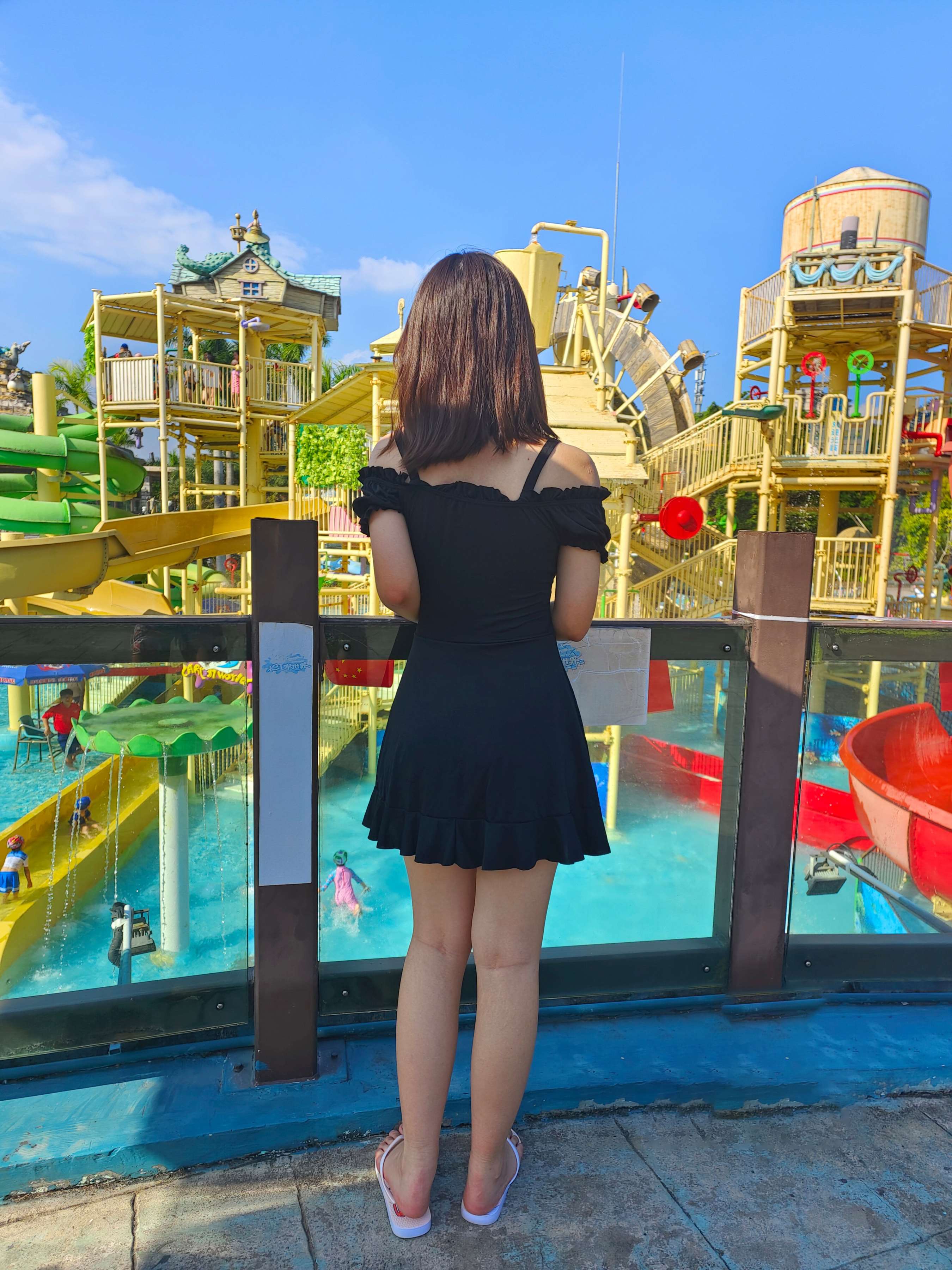 《学生兔兔水上乐园秀脚丫》作品图