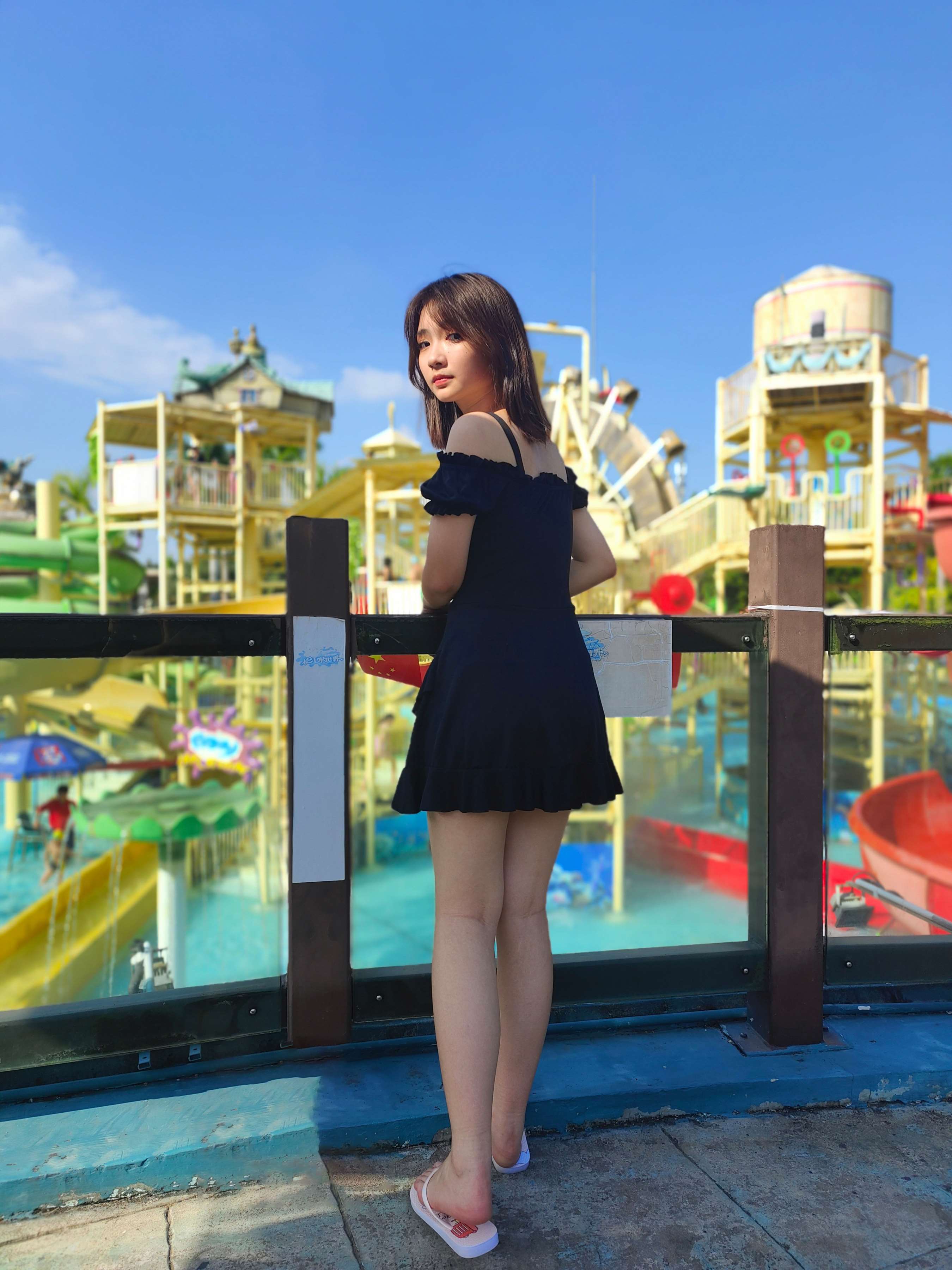 《学生兔兔水上乐园秀脚丫》作品图