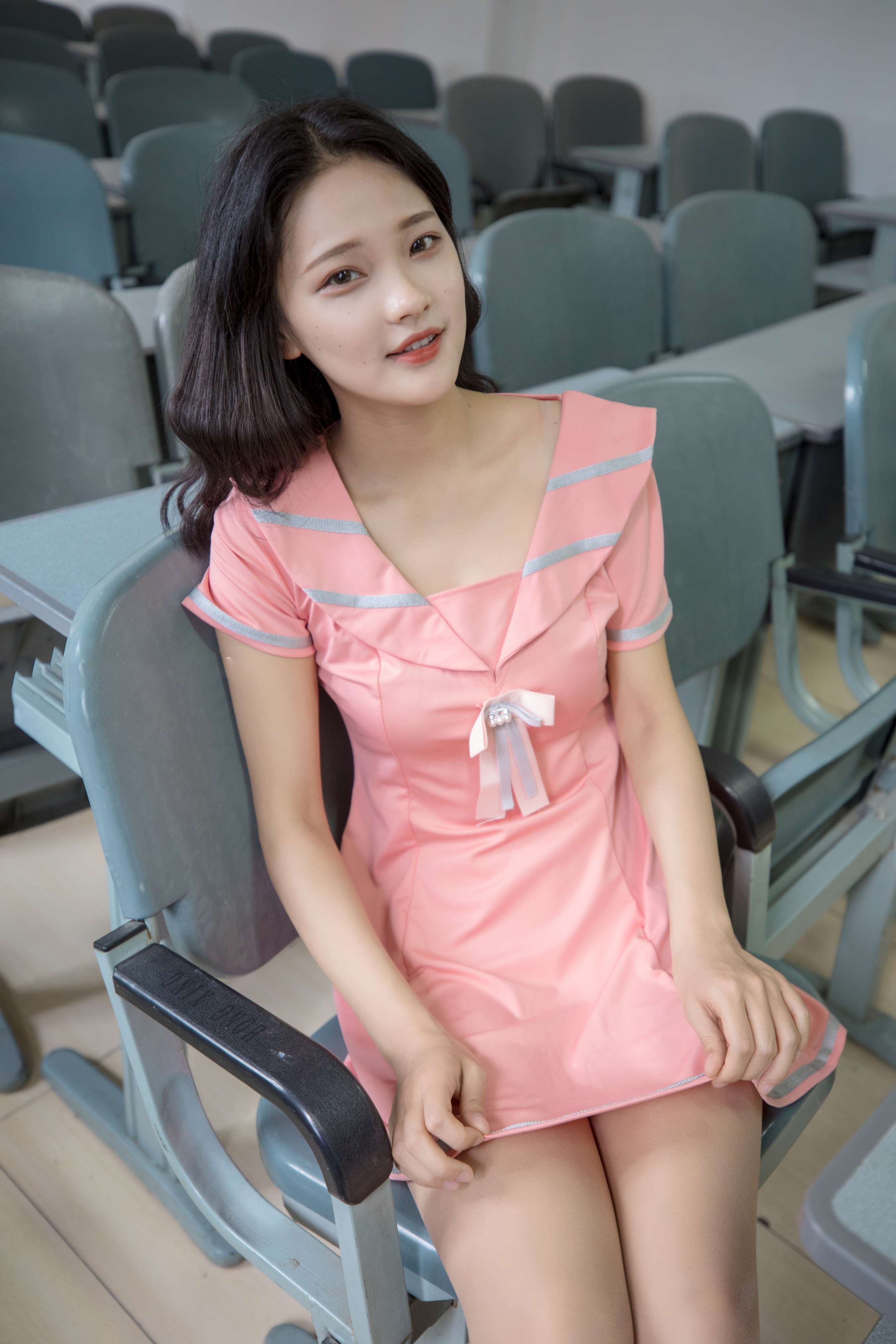 《小蝴蝶教室帆布鞋の丝袜脚丫》作品图