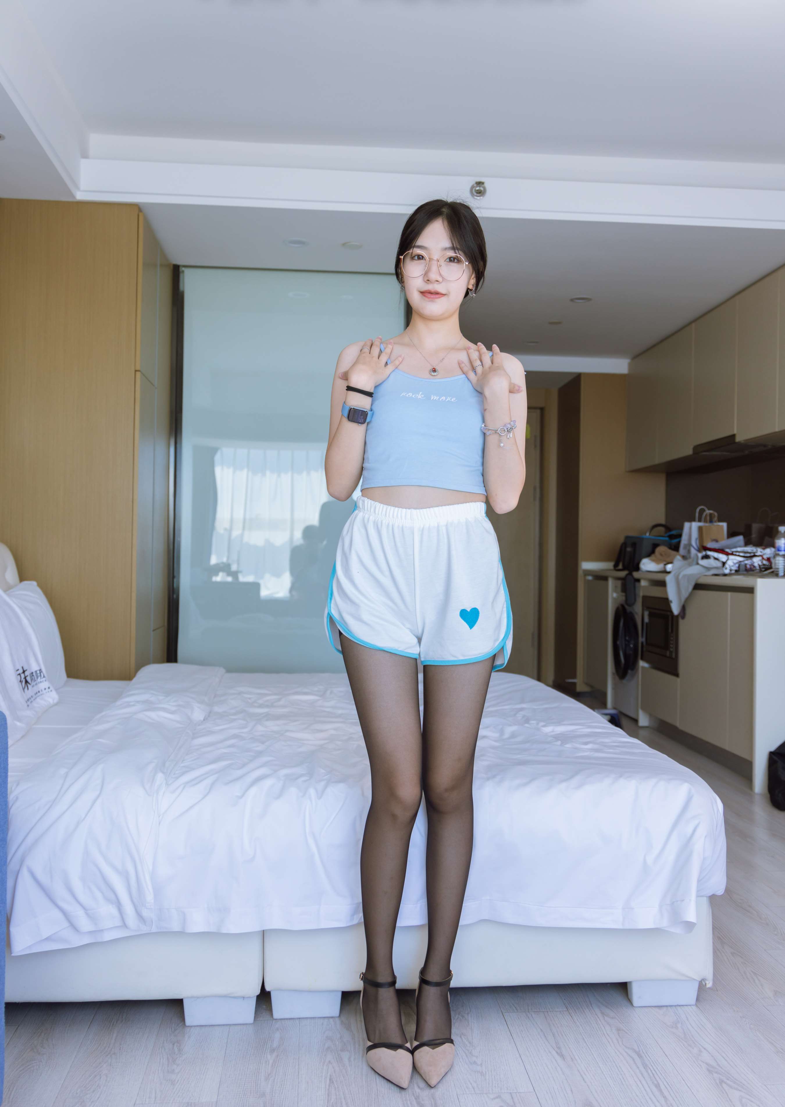 《小甜豆-高跟鞋超薄黑丝の裸足》作品图