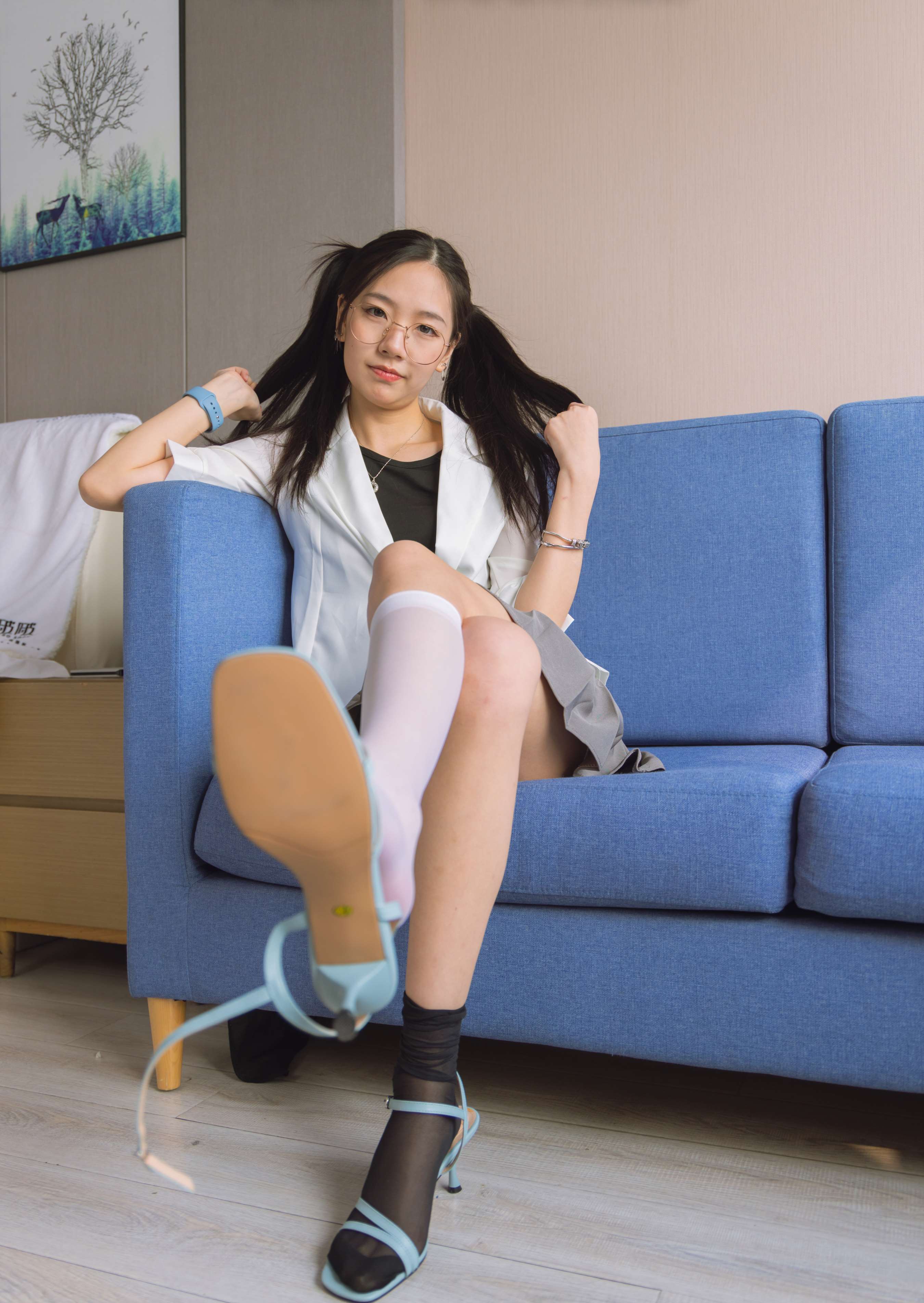 《小甜豆-两双高跟鞋の小腿丝脚丫》作品图