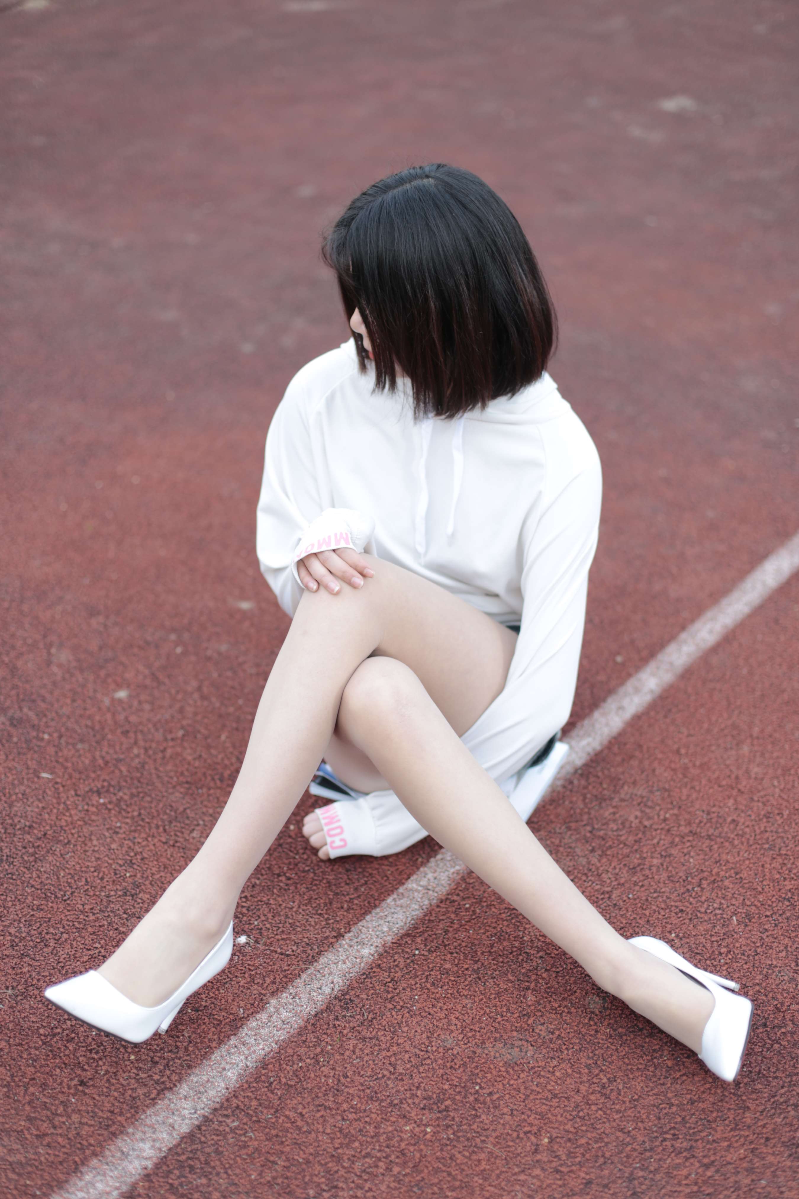 《喵璃-穿过运动场的青春气息》作品图