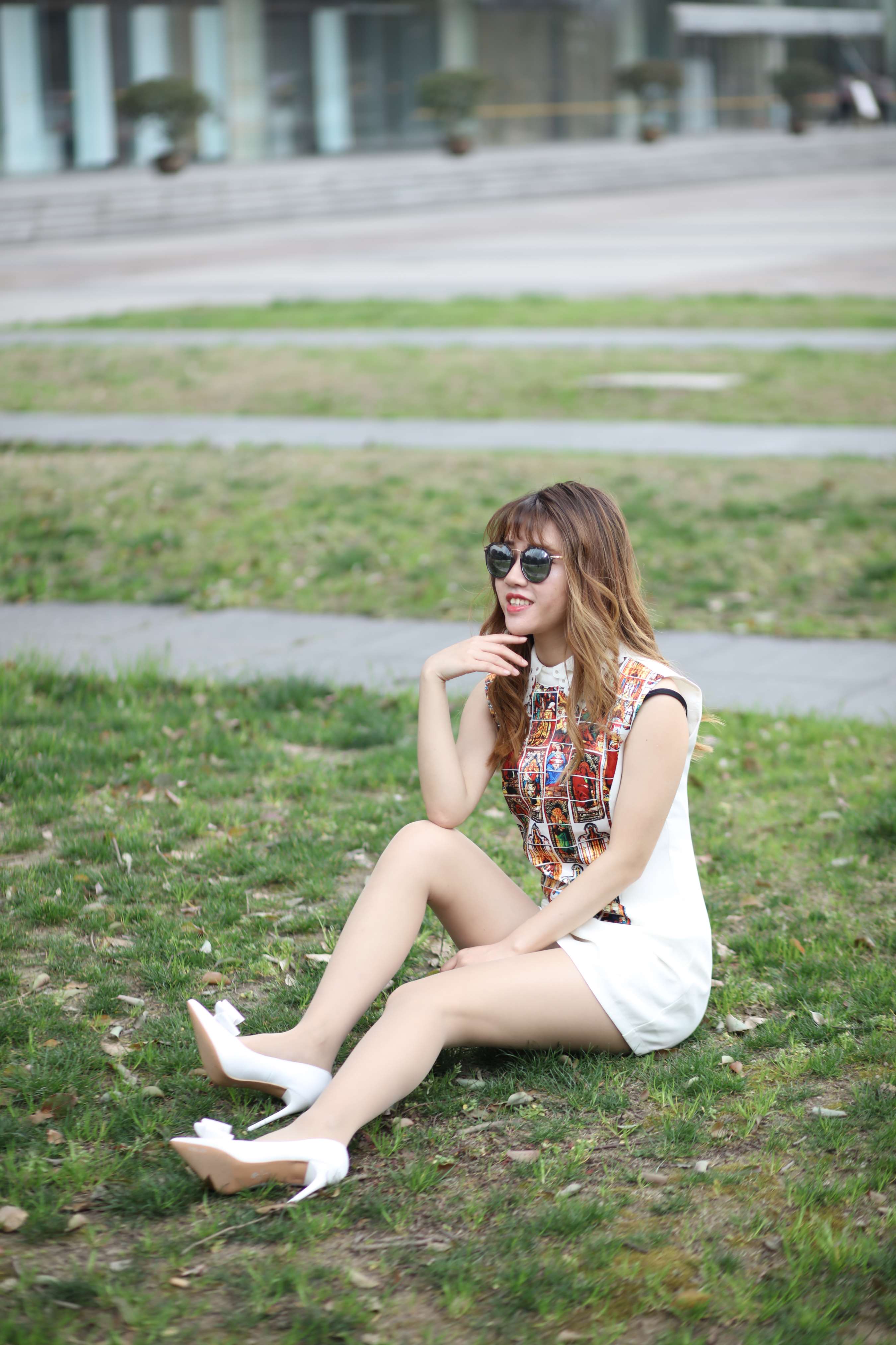 《高高-坐好了，大白腿！》作品图