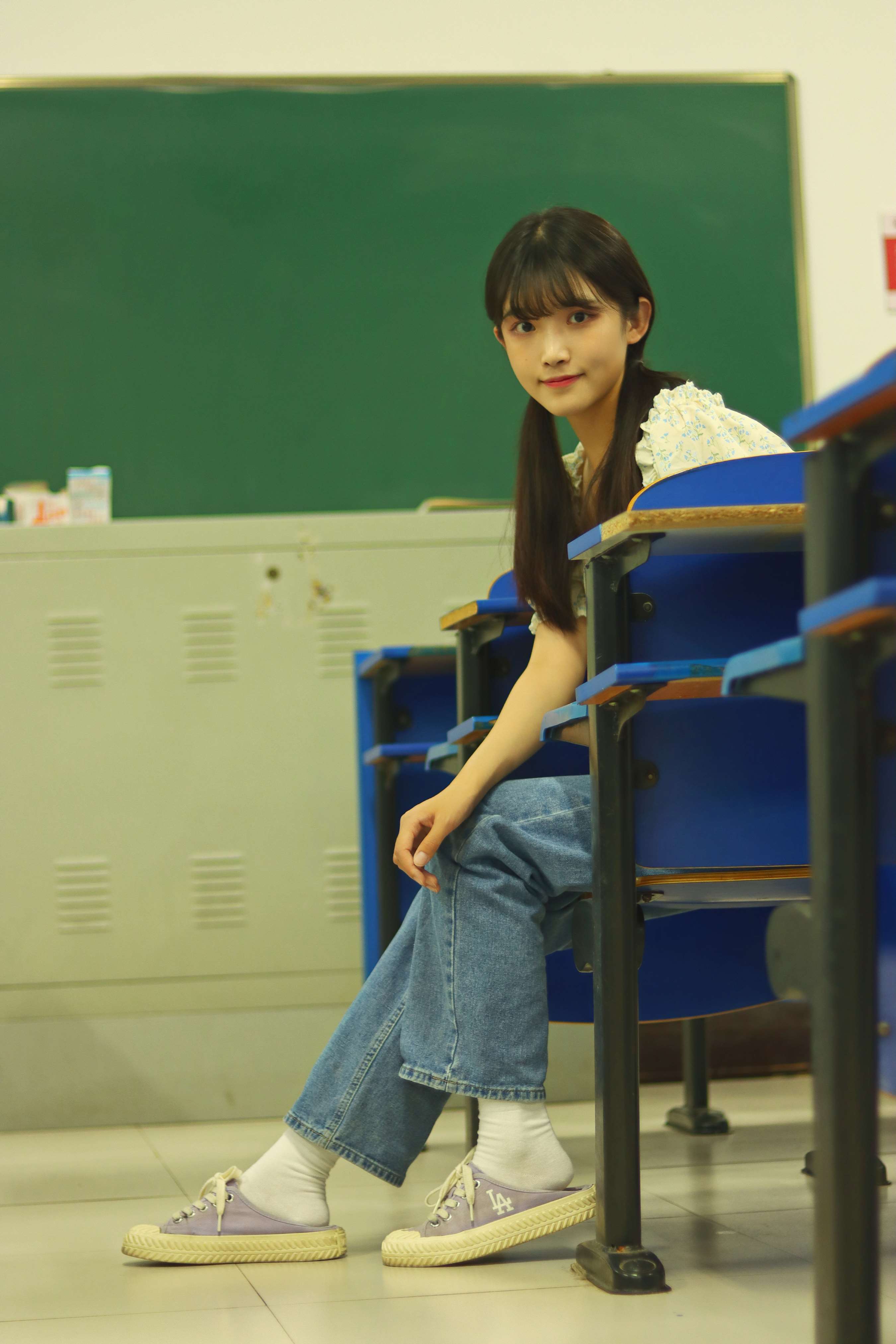 《学妹教室牛仔の棉袜脚丫》作品图