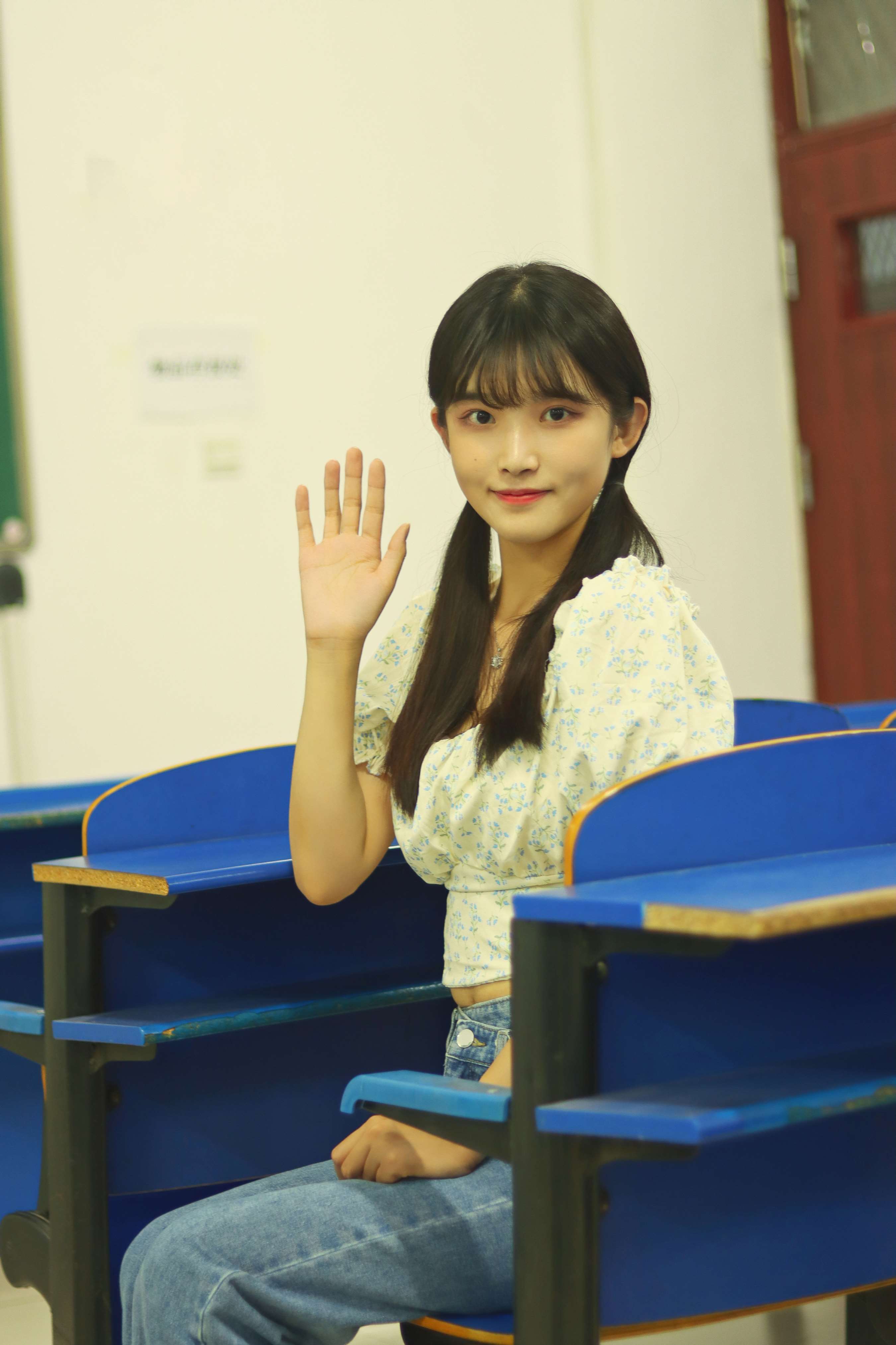 《学妹教室牛仔の棉袜脚丫》作品图