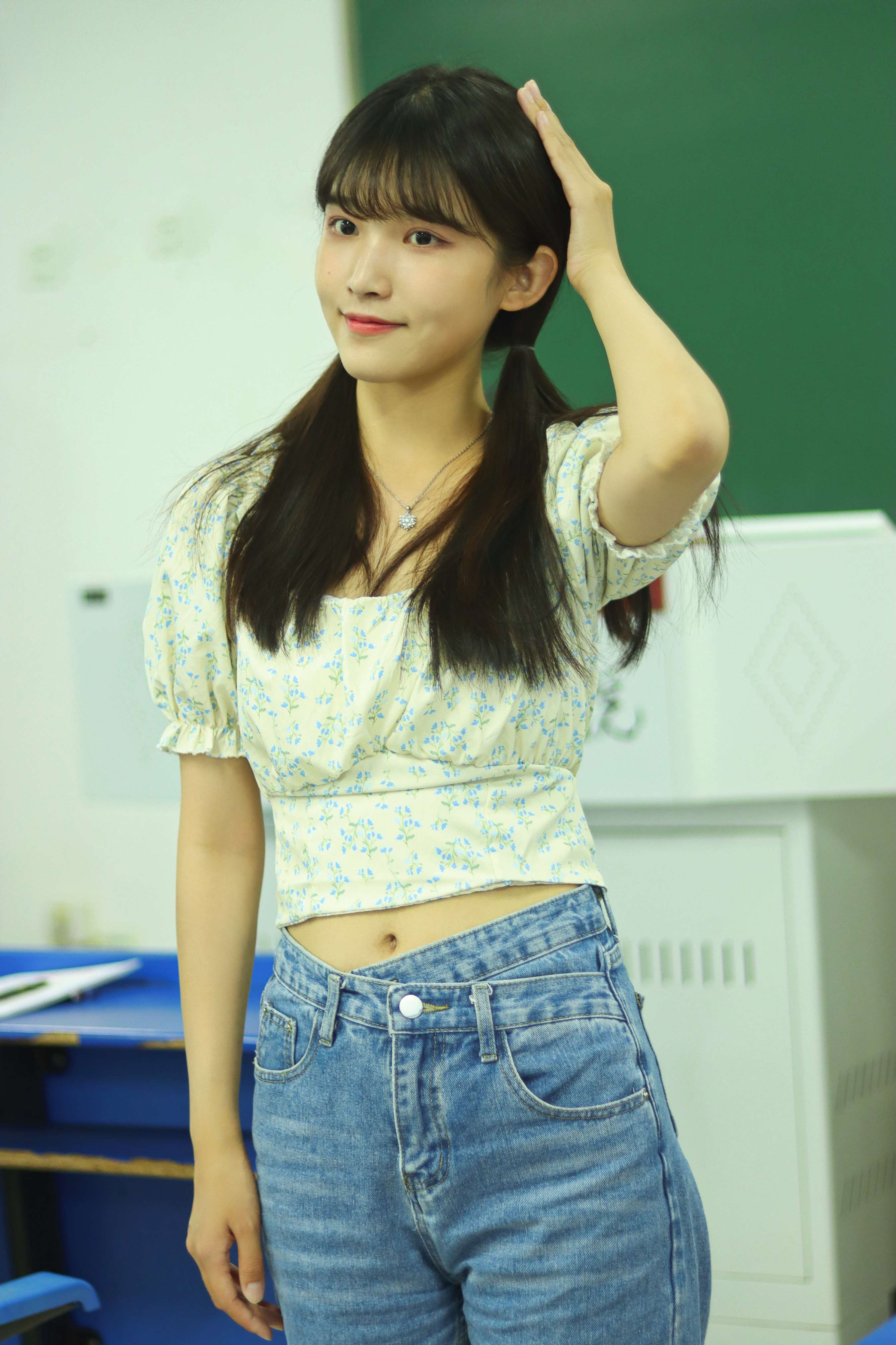 《学妹教室牛仔の棉袜脚丫》作品图