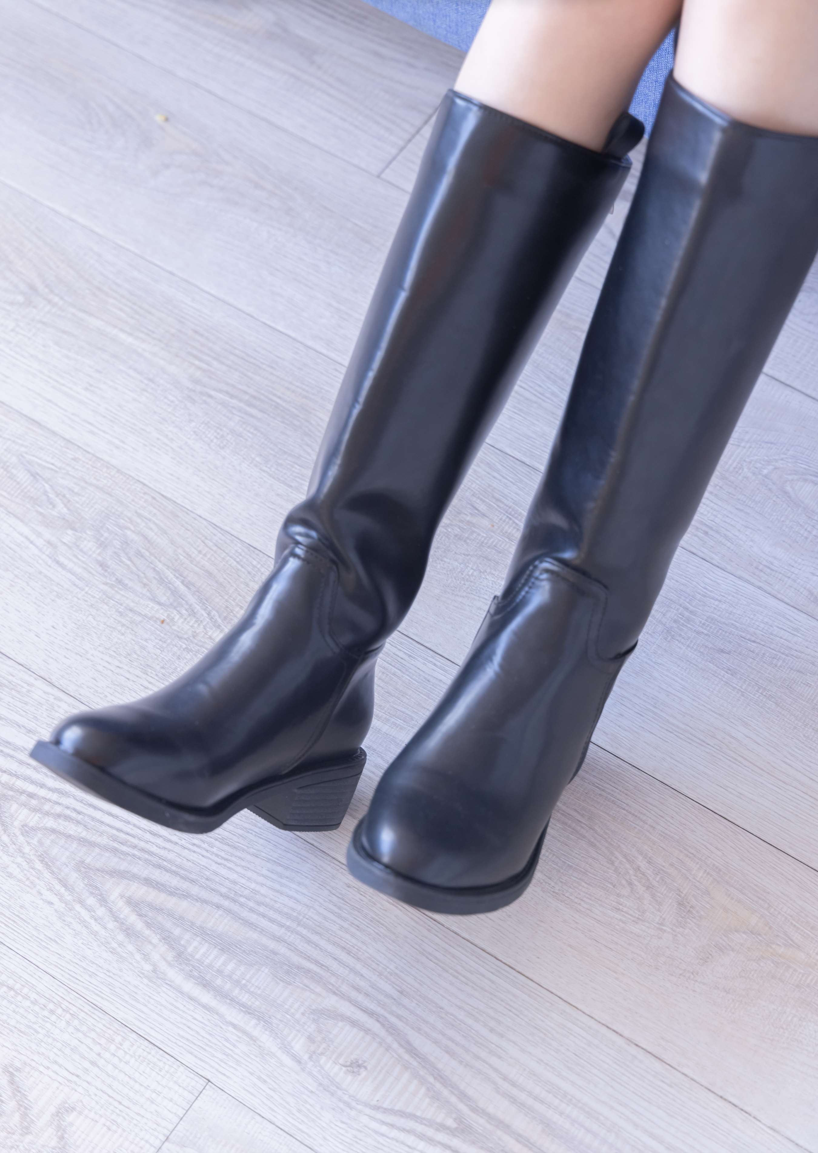 《小甜豆小女警装白棉袜の裸足》作品图