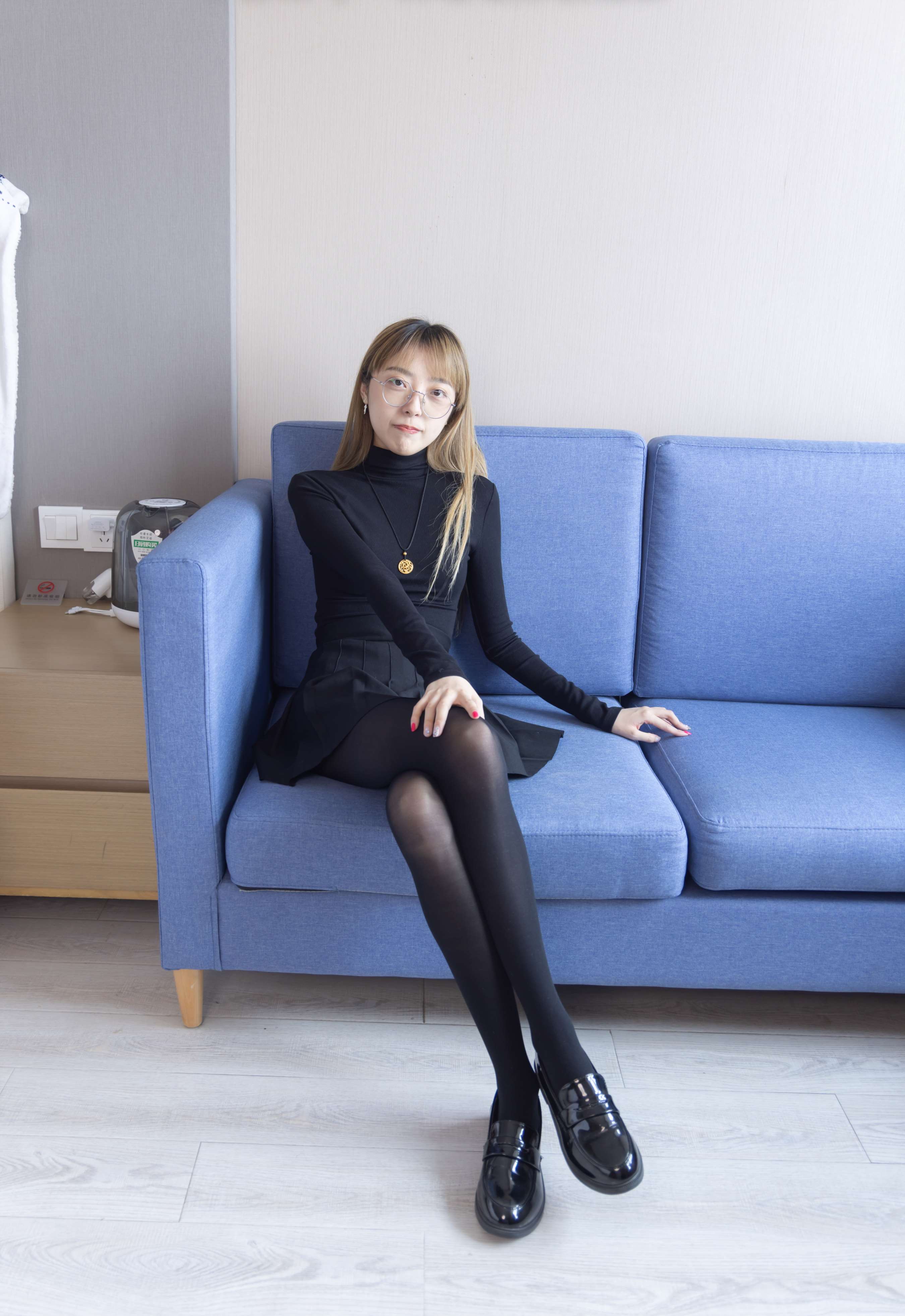 《稚予-皮鞋、厚黑丝》作品图