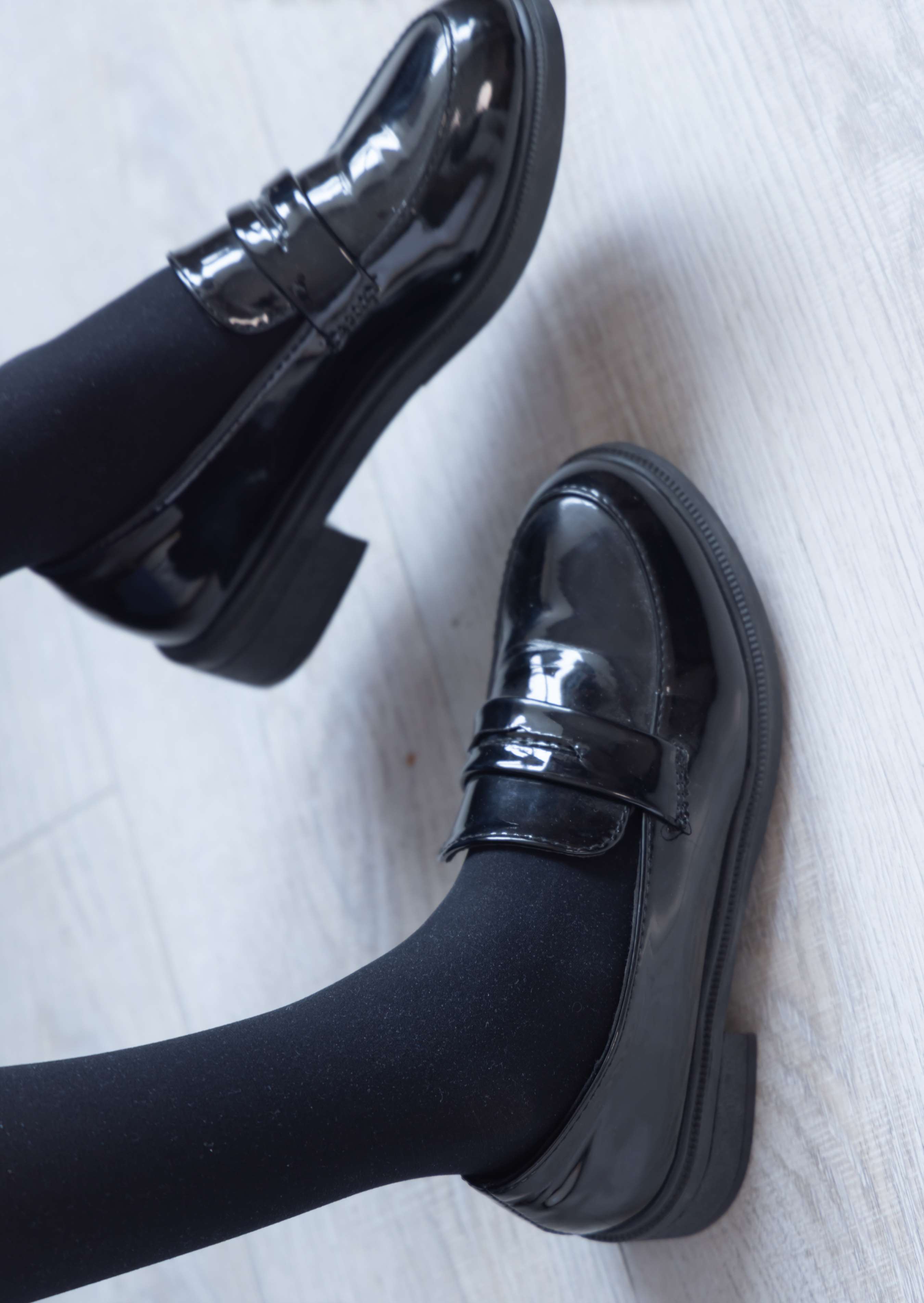 《稚予-皮鞋、厚黑丝》作品图