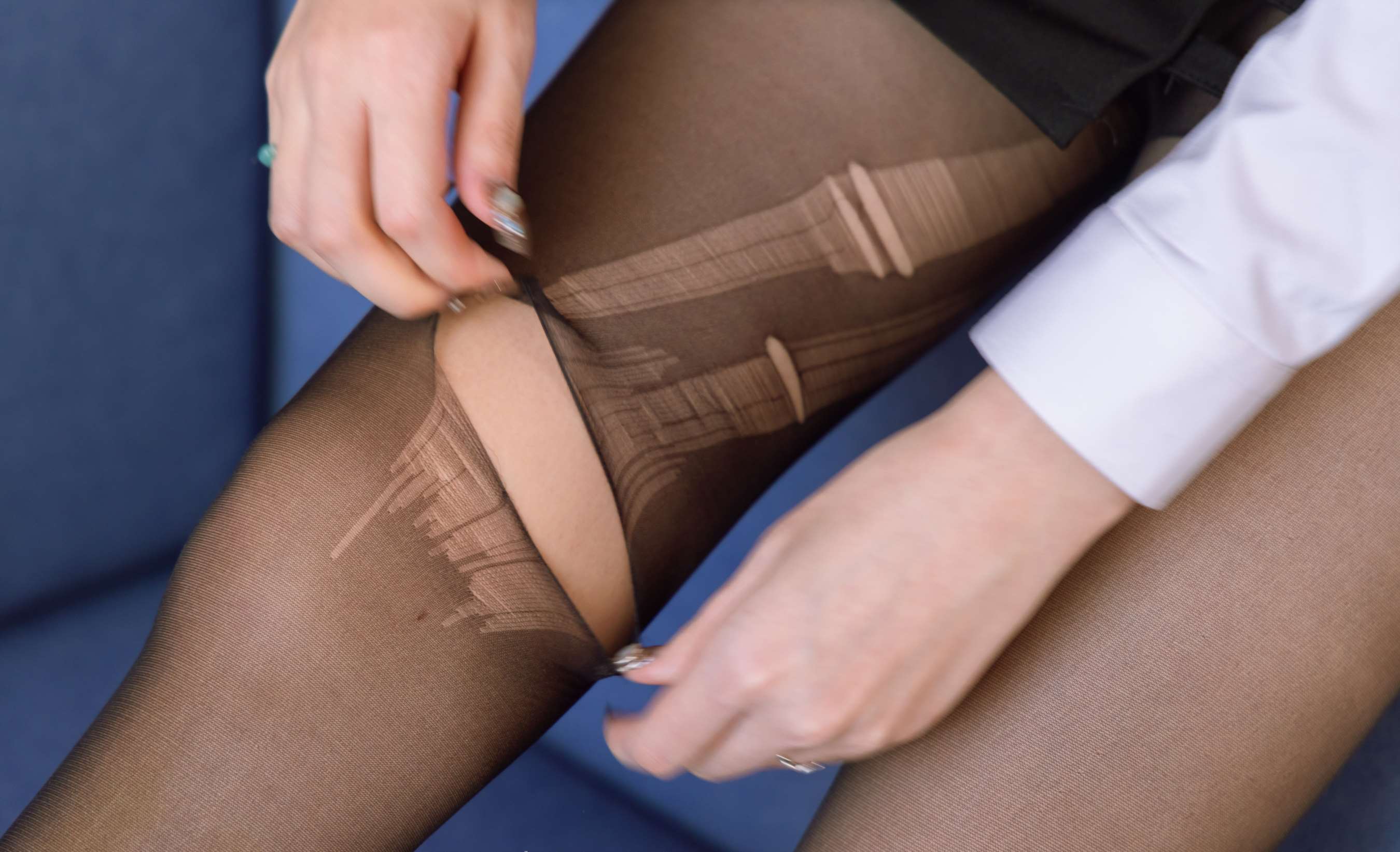 《小甜豆撕黑丝》作品图