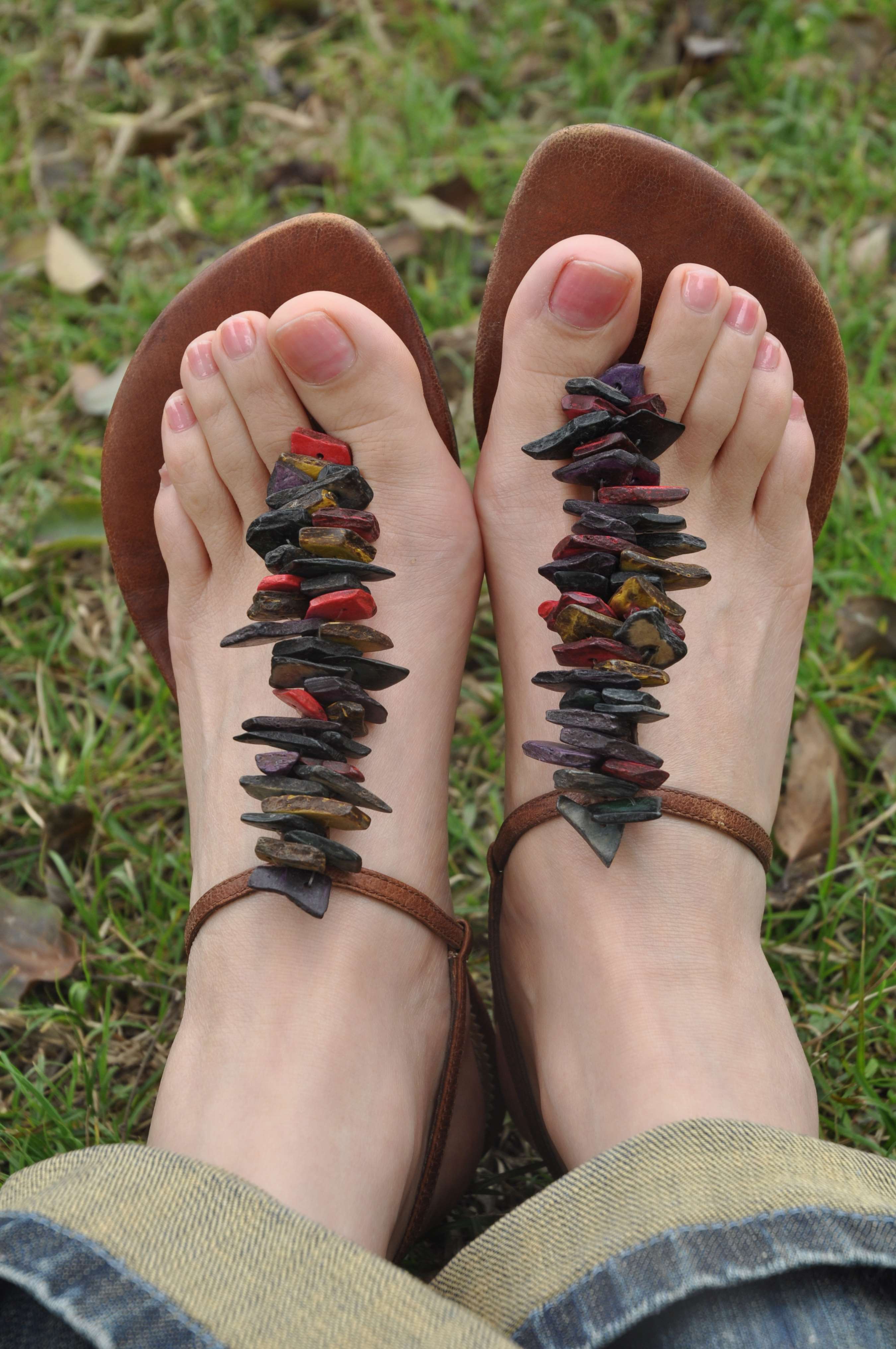 《小姐姐凉鞋嫩足踏足》作品图