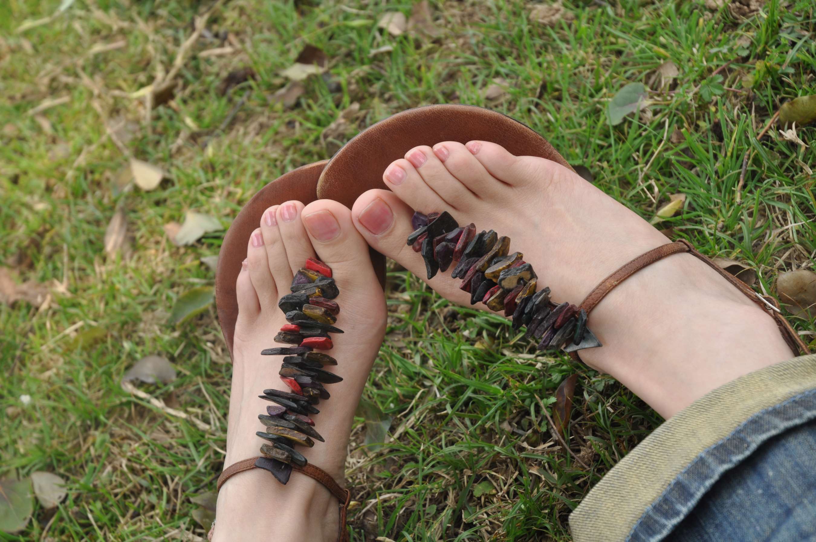 《小姐姐凉鞋嫩足踏足》作品图