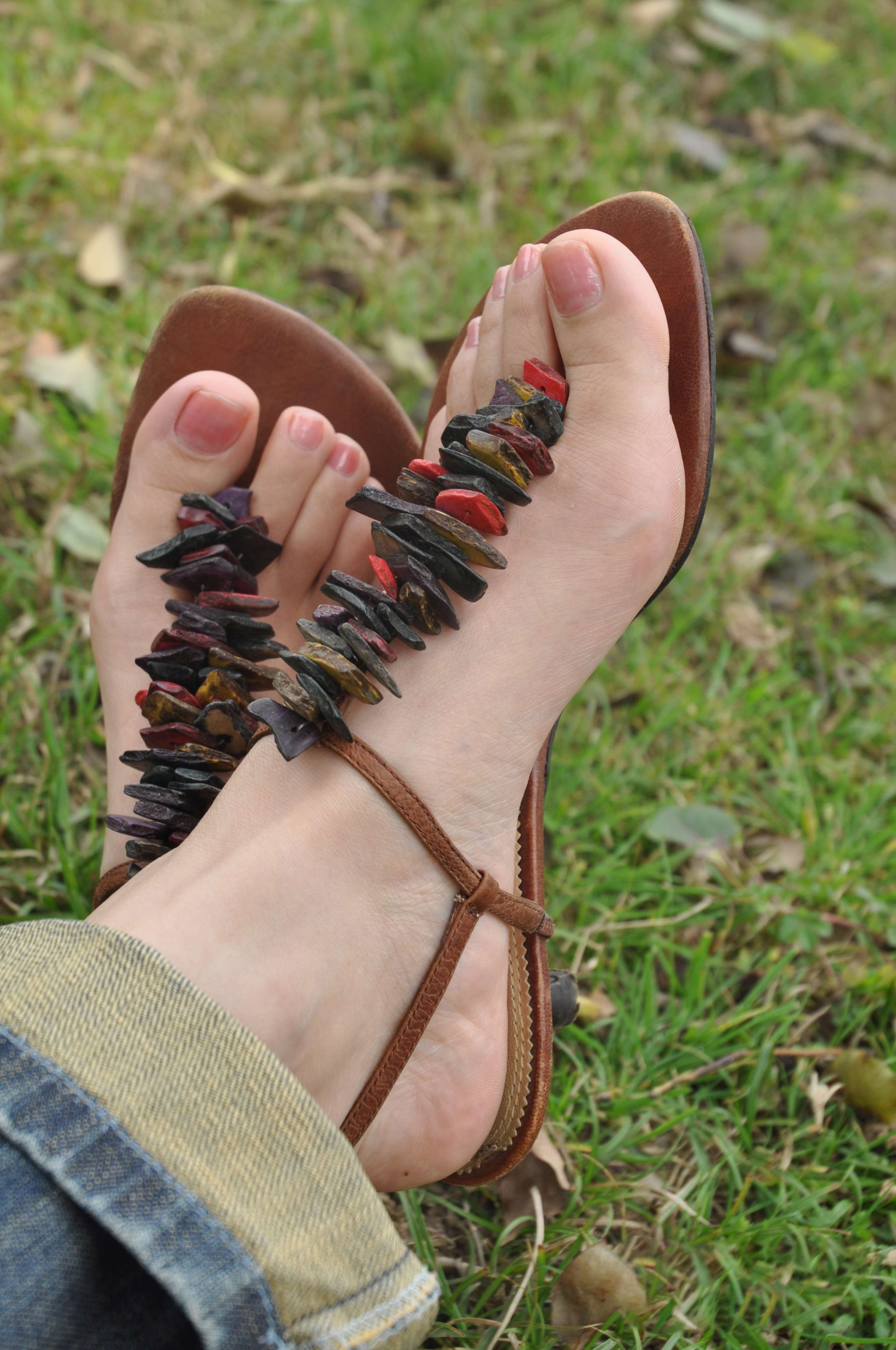 《小姐姐凉鞋嫩足踏足》作品图