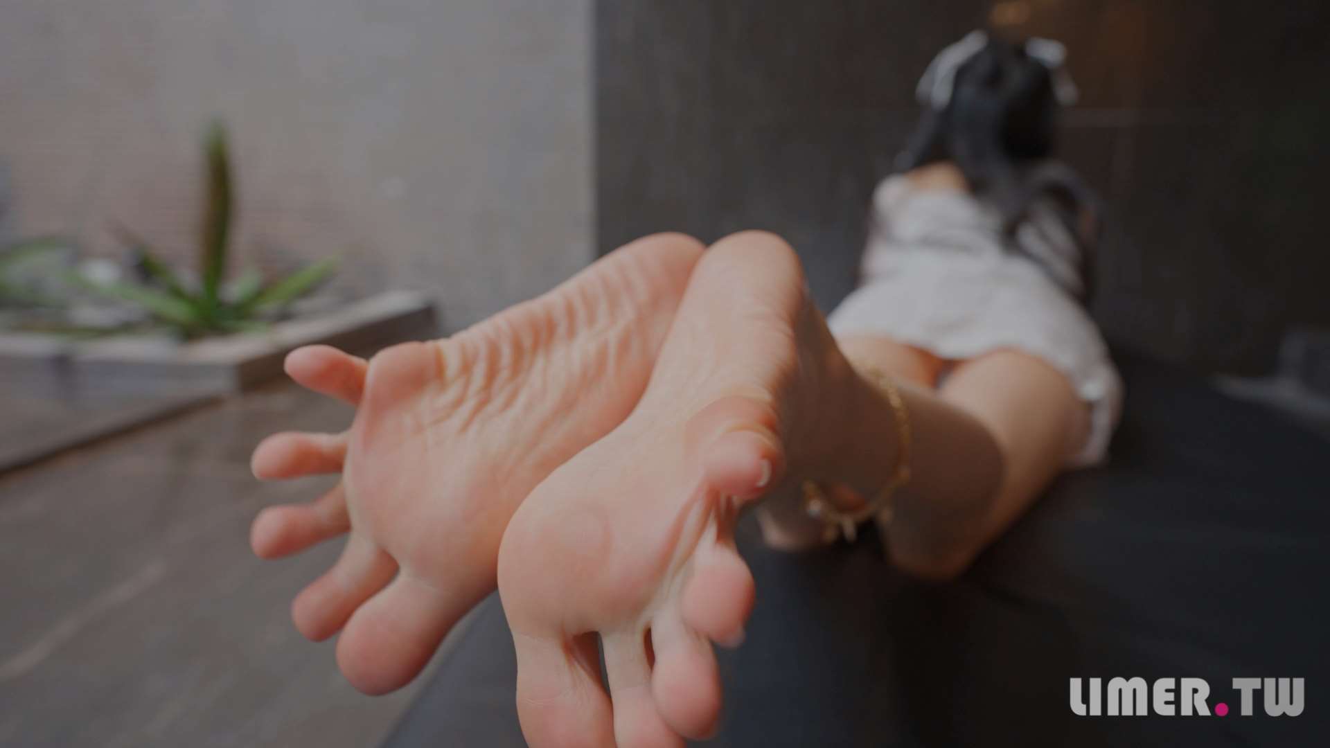 《[寄卖视频] 娜娜女王 恩准跪下听脚の圣旨 ASMR》作品图