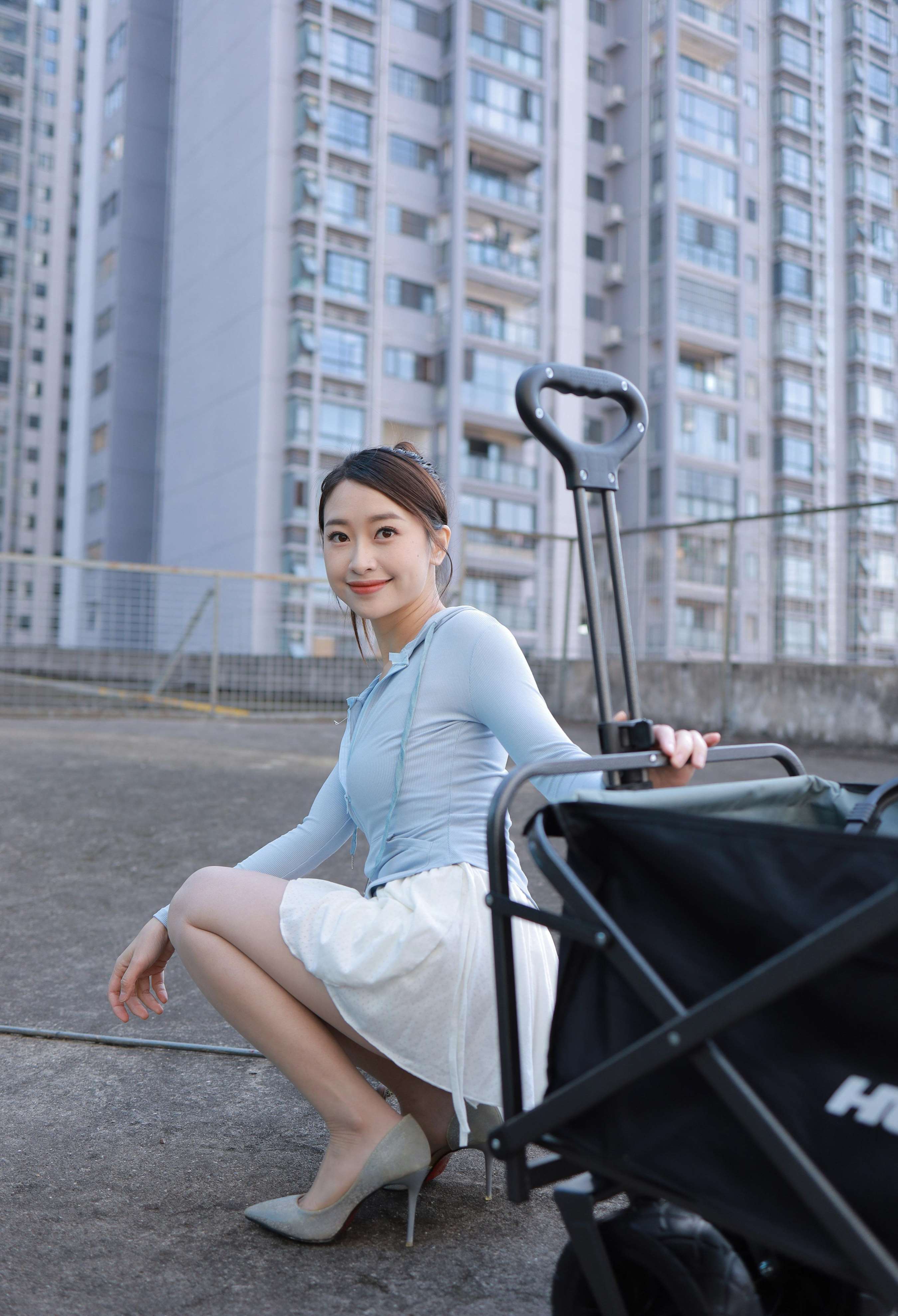 《天台上的肉丝高跟》作品图