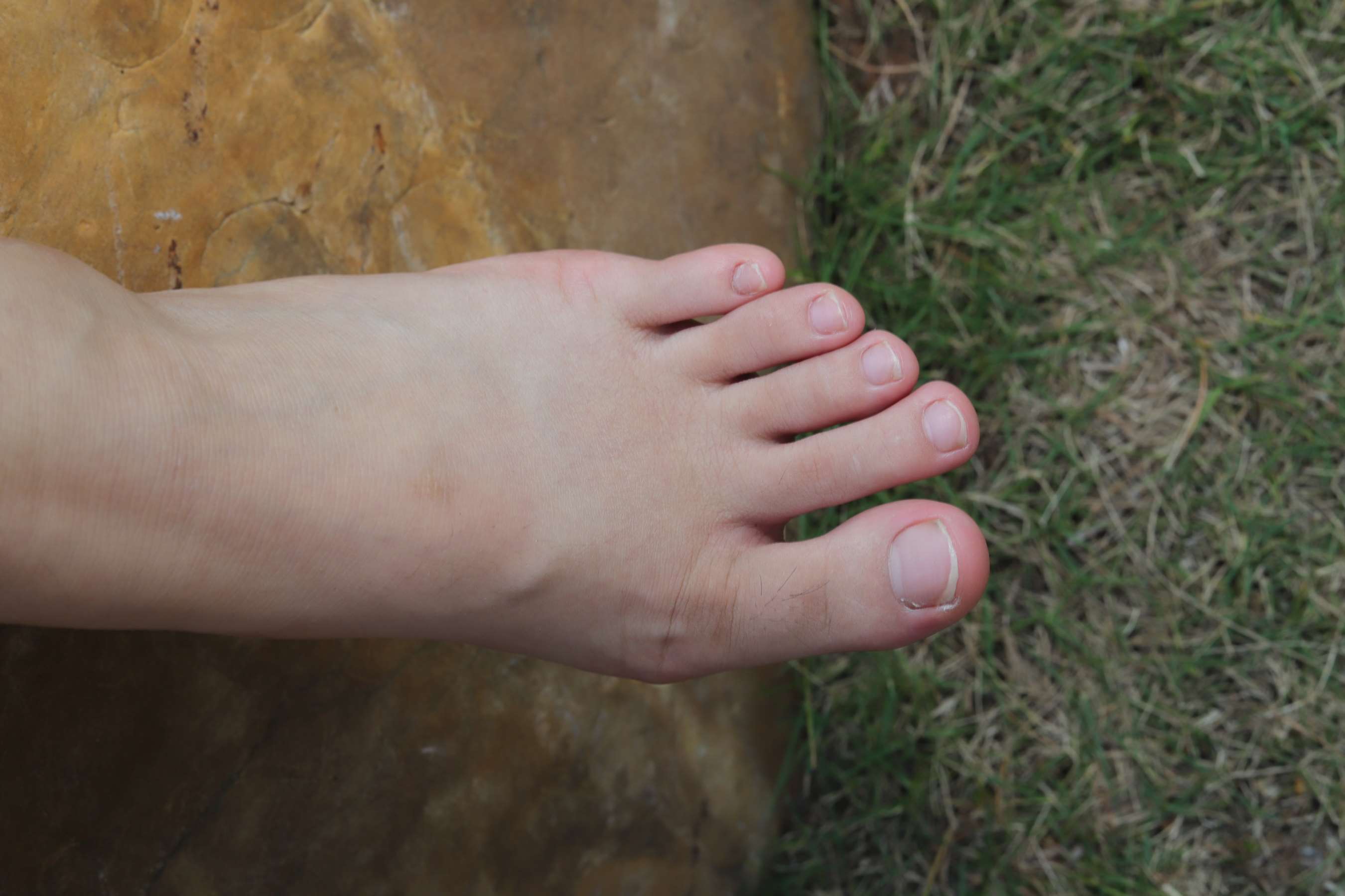 《大学生小然户外展示37码嫩脚》作品图