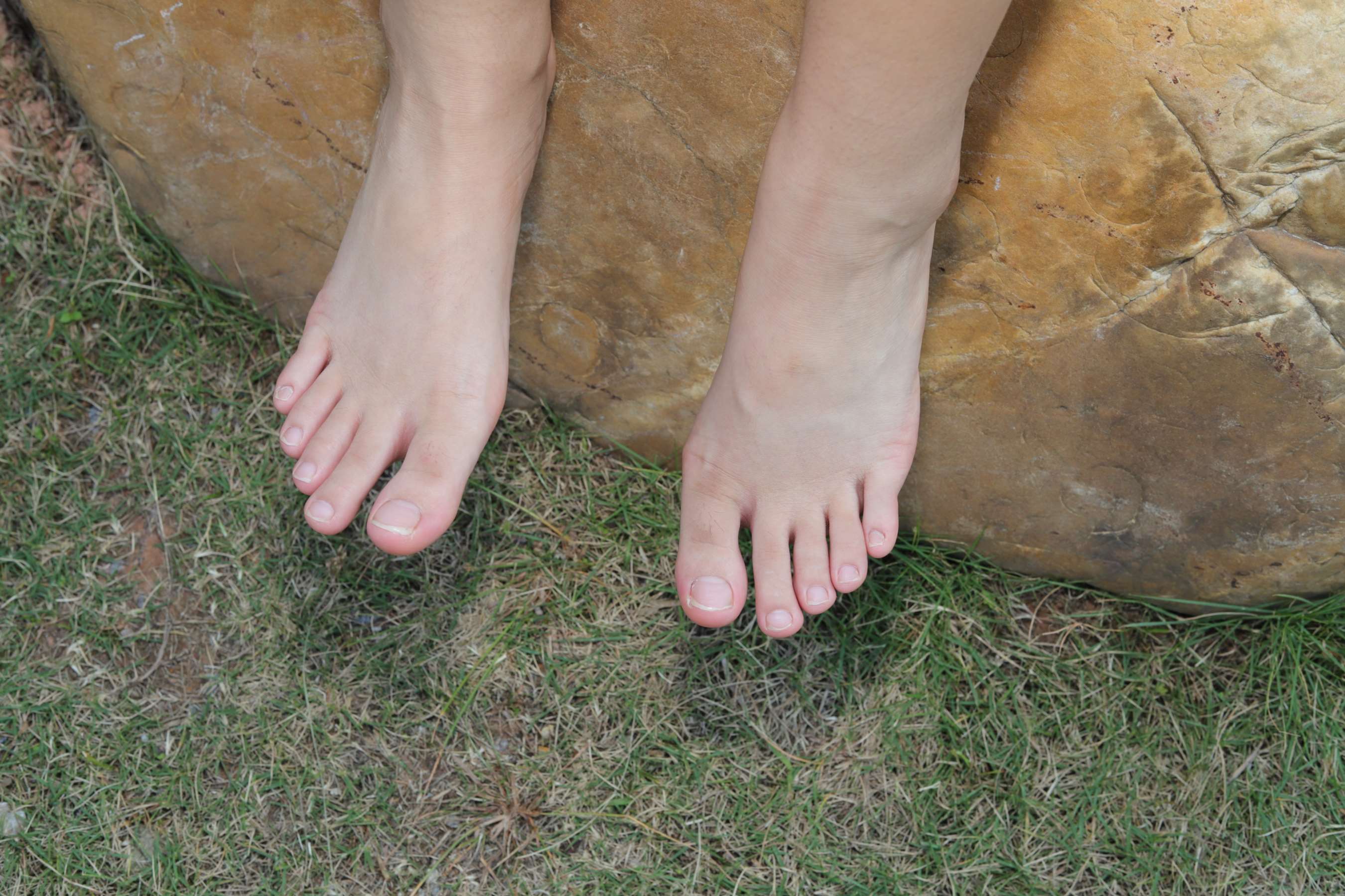 《大学生小然户外展示37码嫩脚》作品图