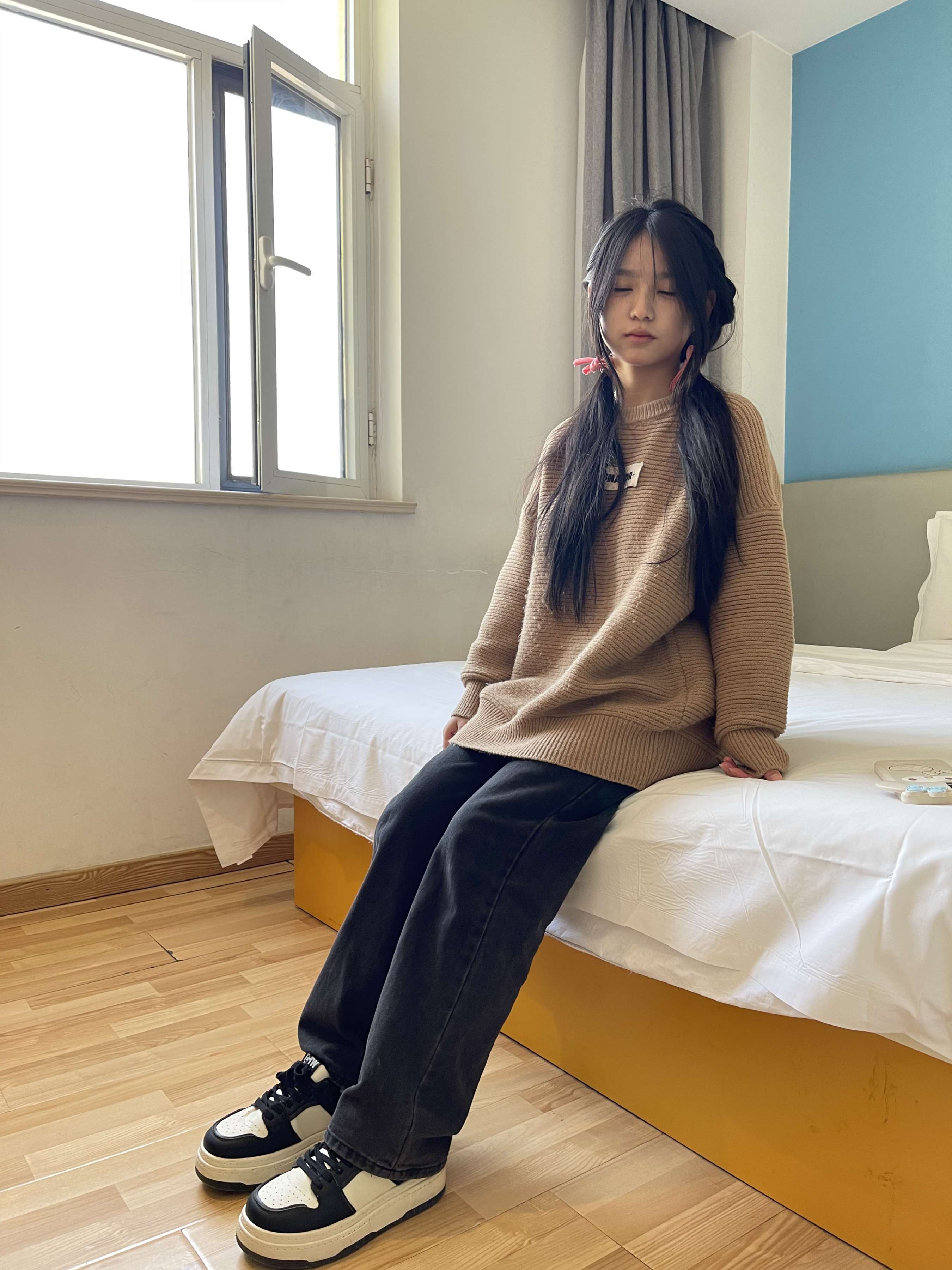 《毛衣少女板鞋の脏棉袜脚》作品图