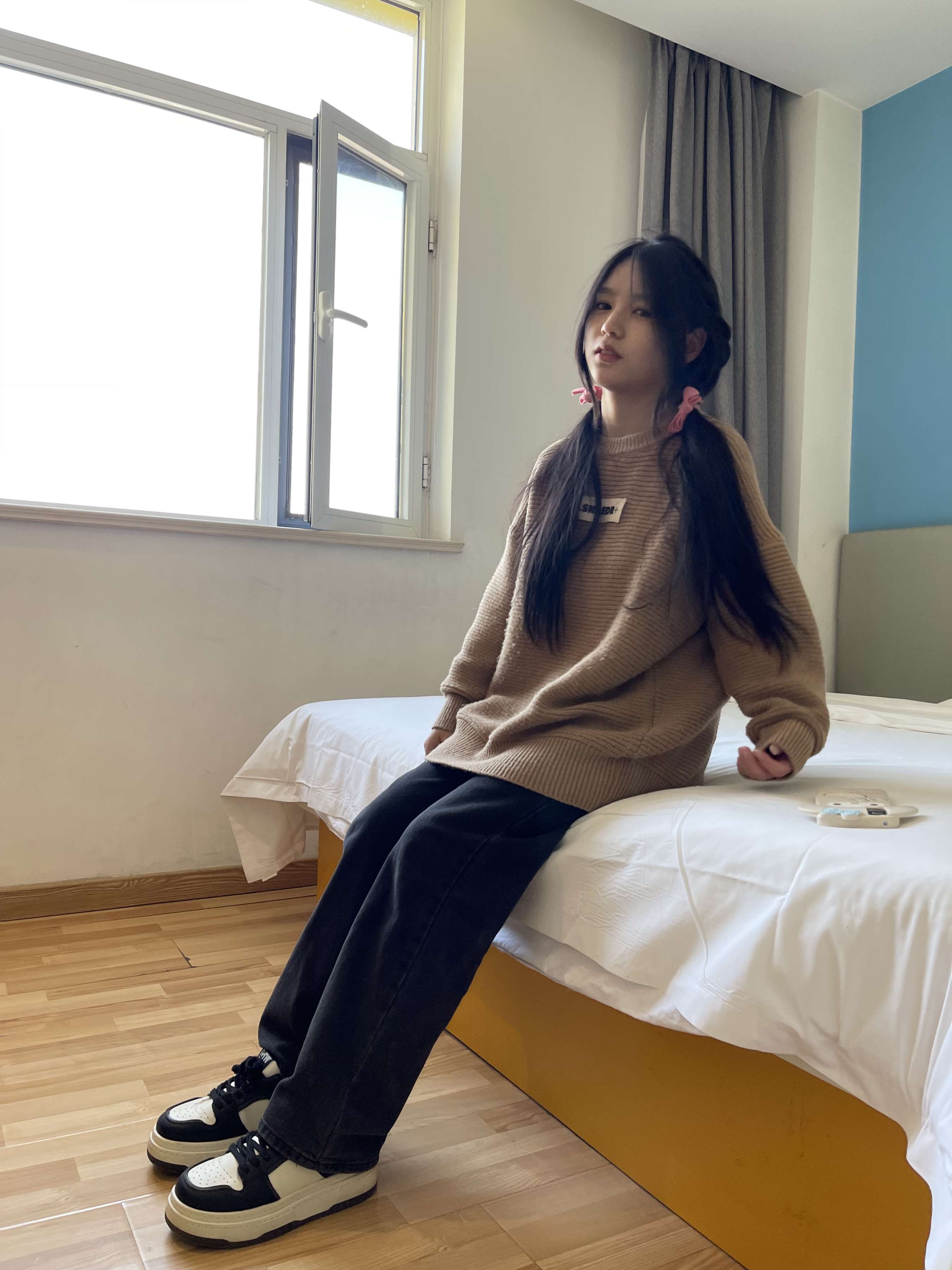 《毛衣少女板鞋の脏棉袜脚》作品图