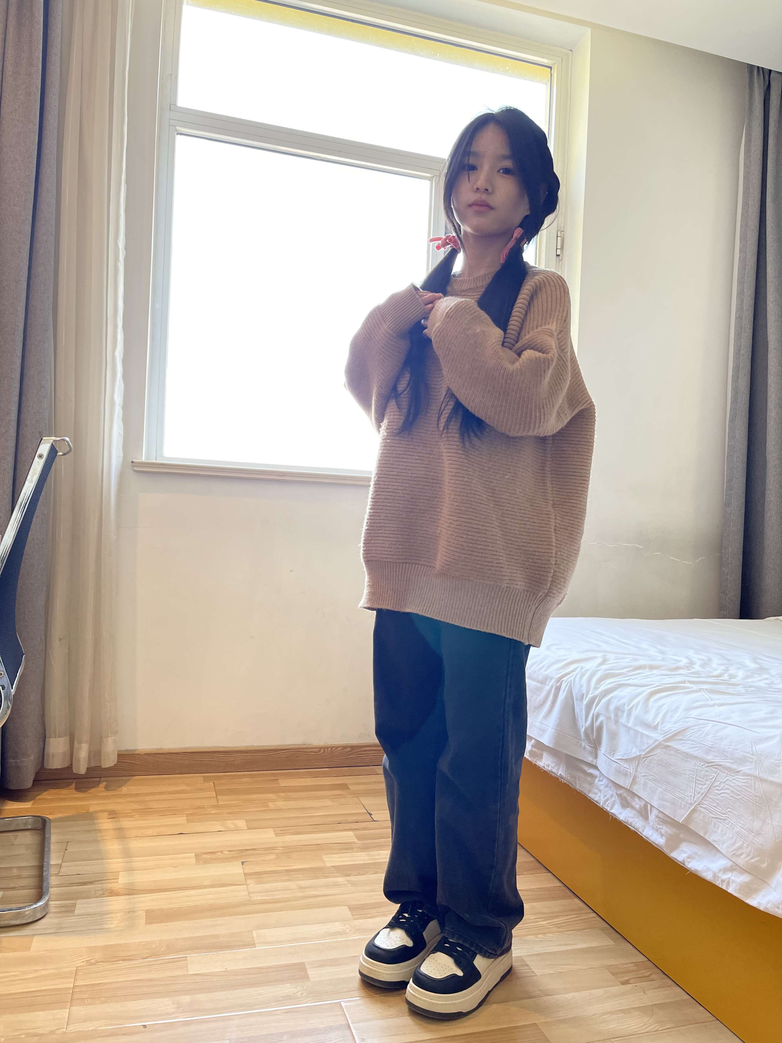 《毛衣少女板鞋の脏棉袜脚》作品图