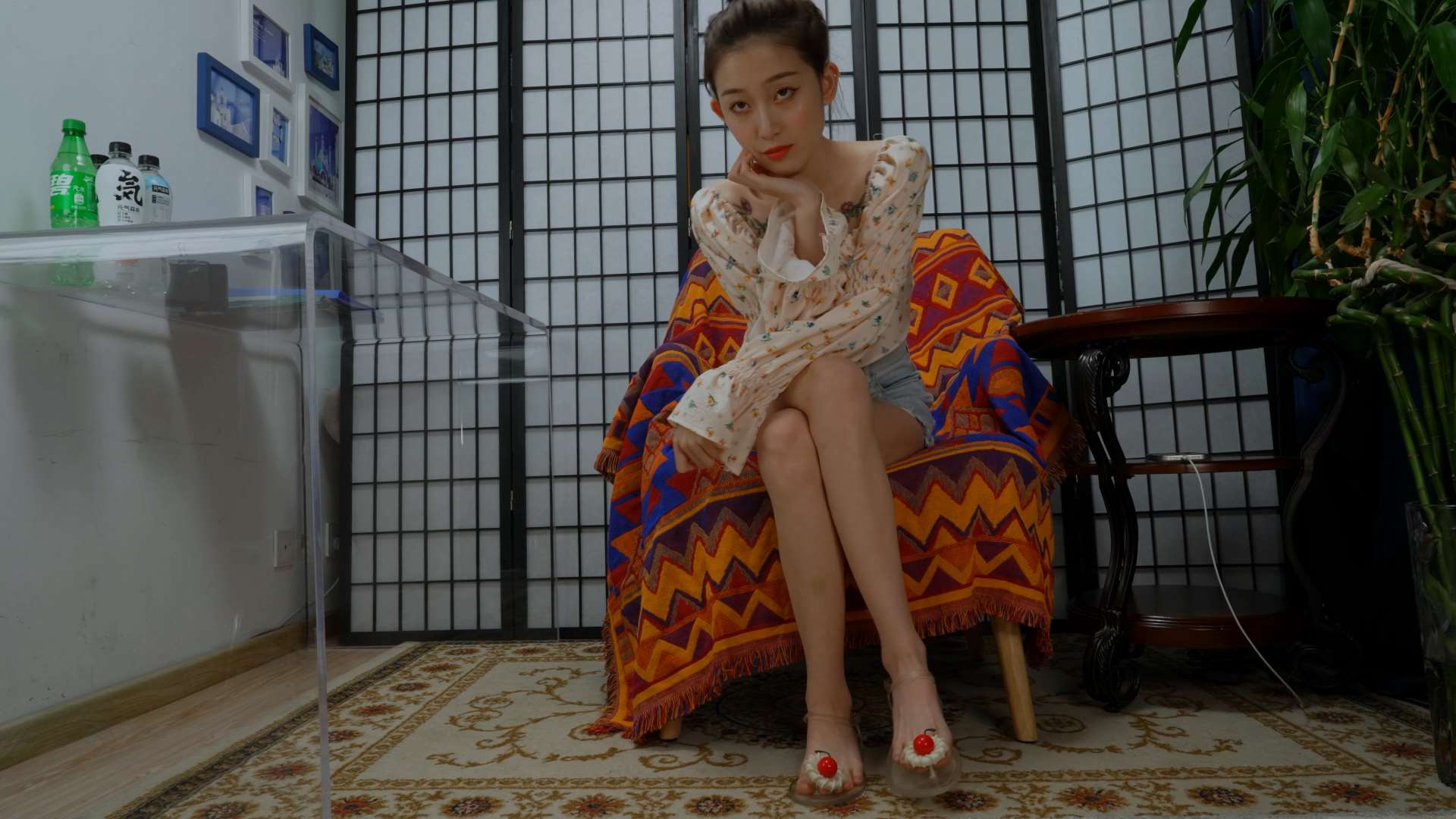 《[寄卖视频] A&F Baby-展示她的性感的小脚丫裸足》作品图