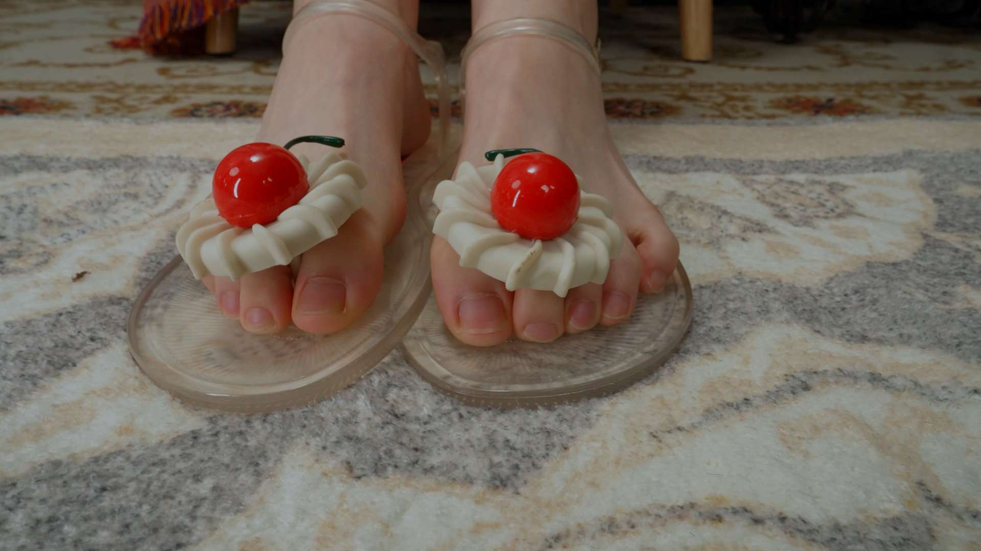 《[寄卖视频] A&F Baby-展示她的性感的小脚丫裸足》作品图