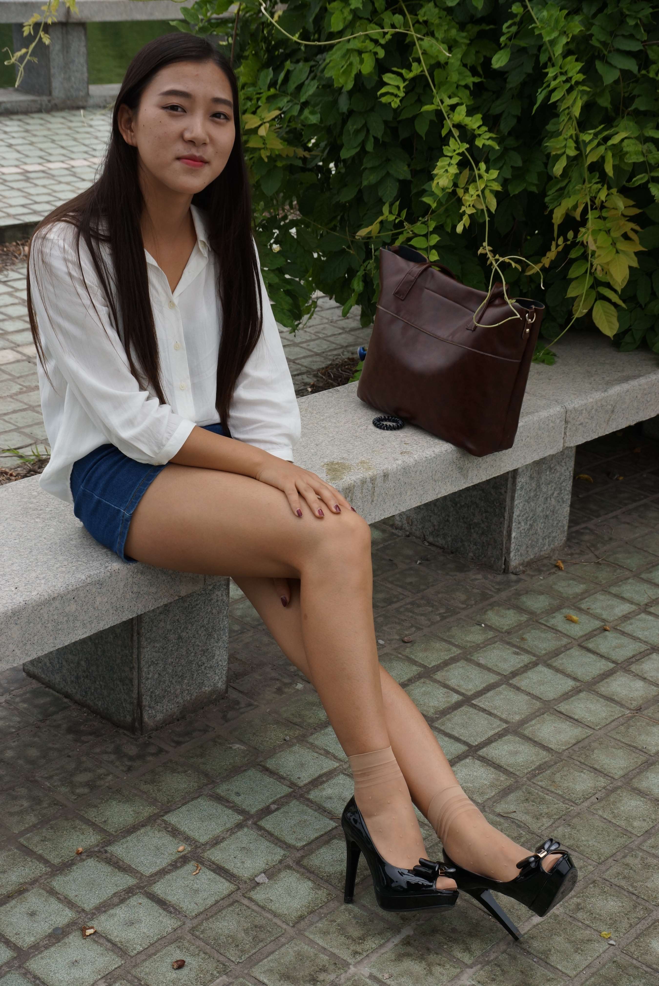 《光脚实在难受，包里的丝袜派上用场了》作品图