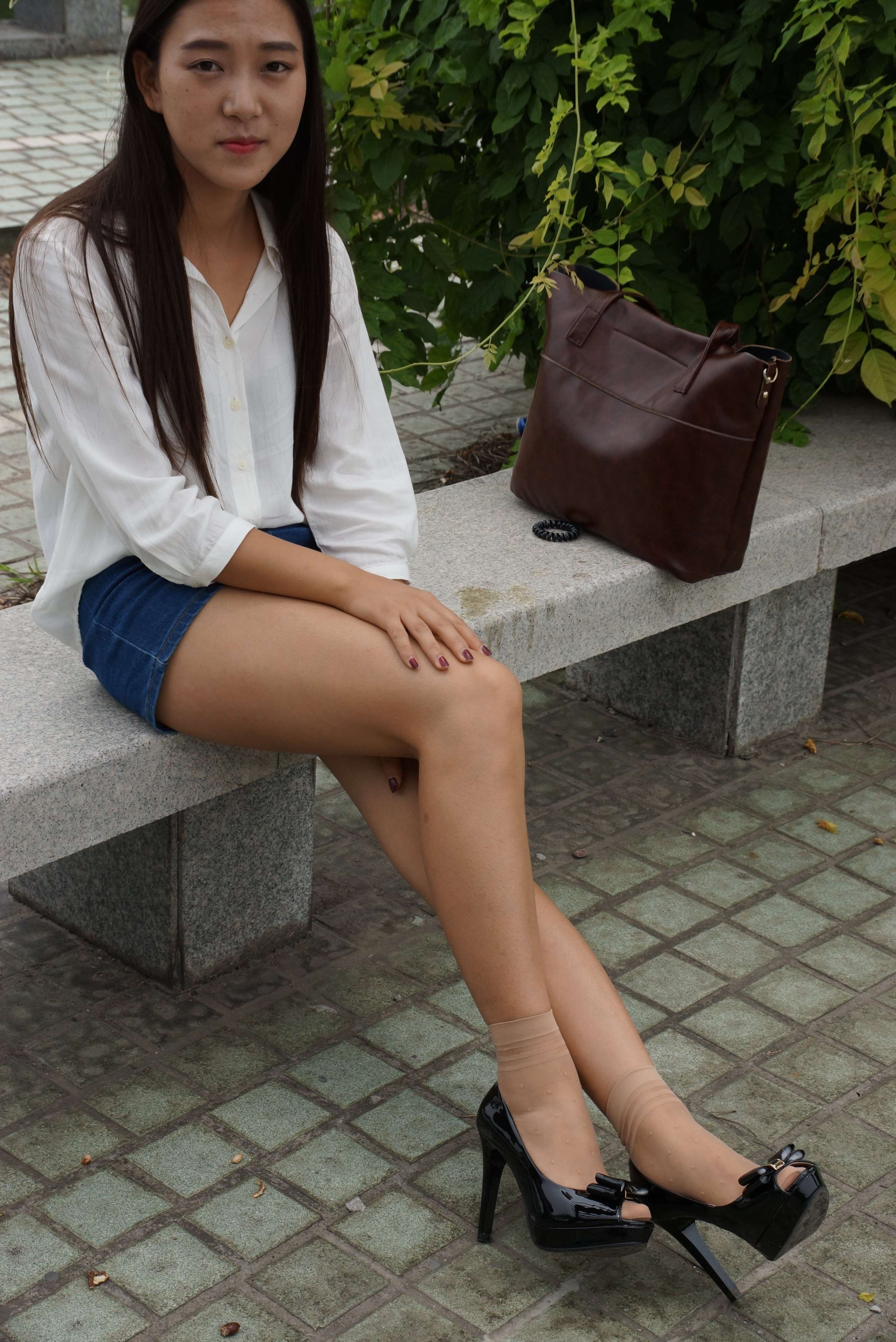 《光脚实在难受，包里的丝袜派上用场了》作品图