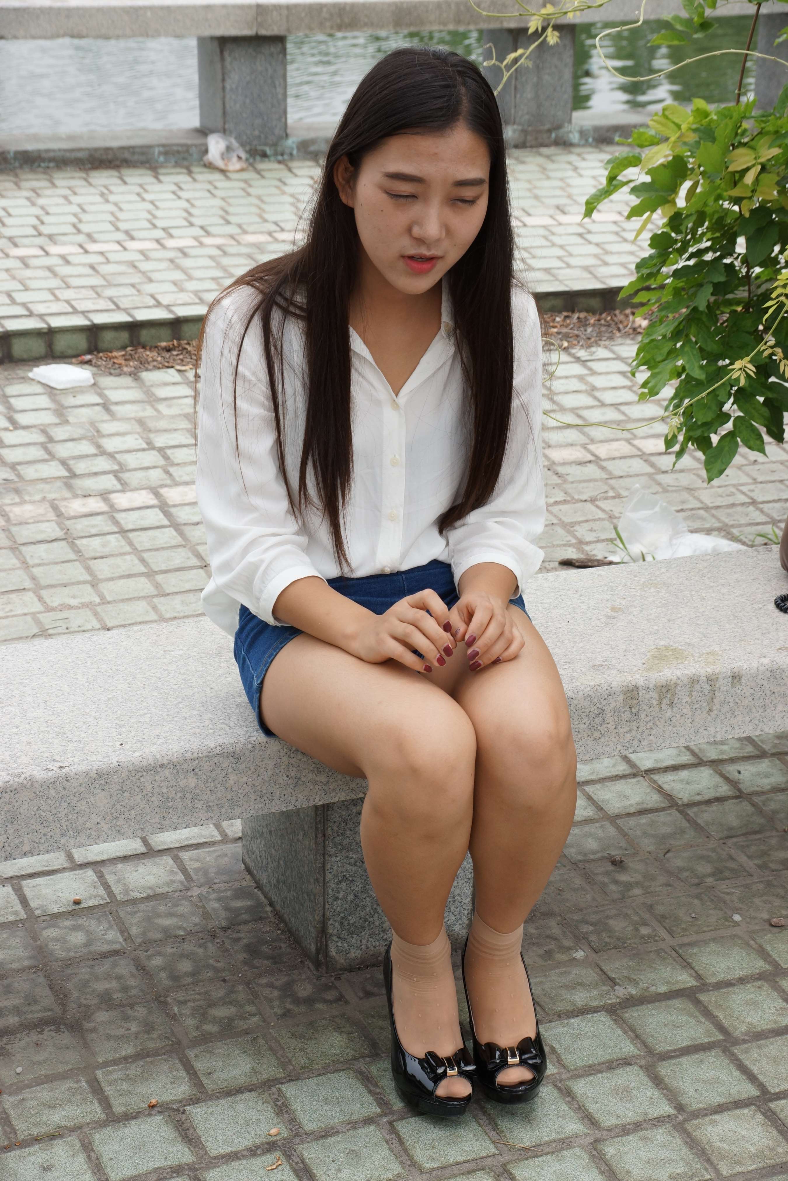 《光脚实在难受，包里的丝袜派上用场了》作品图