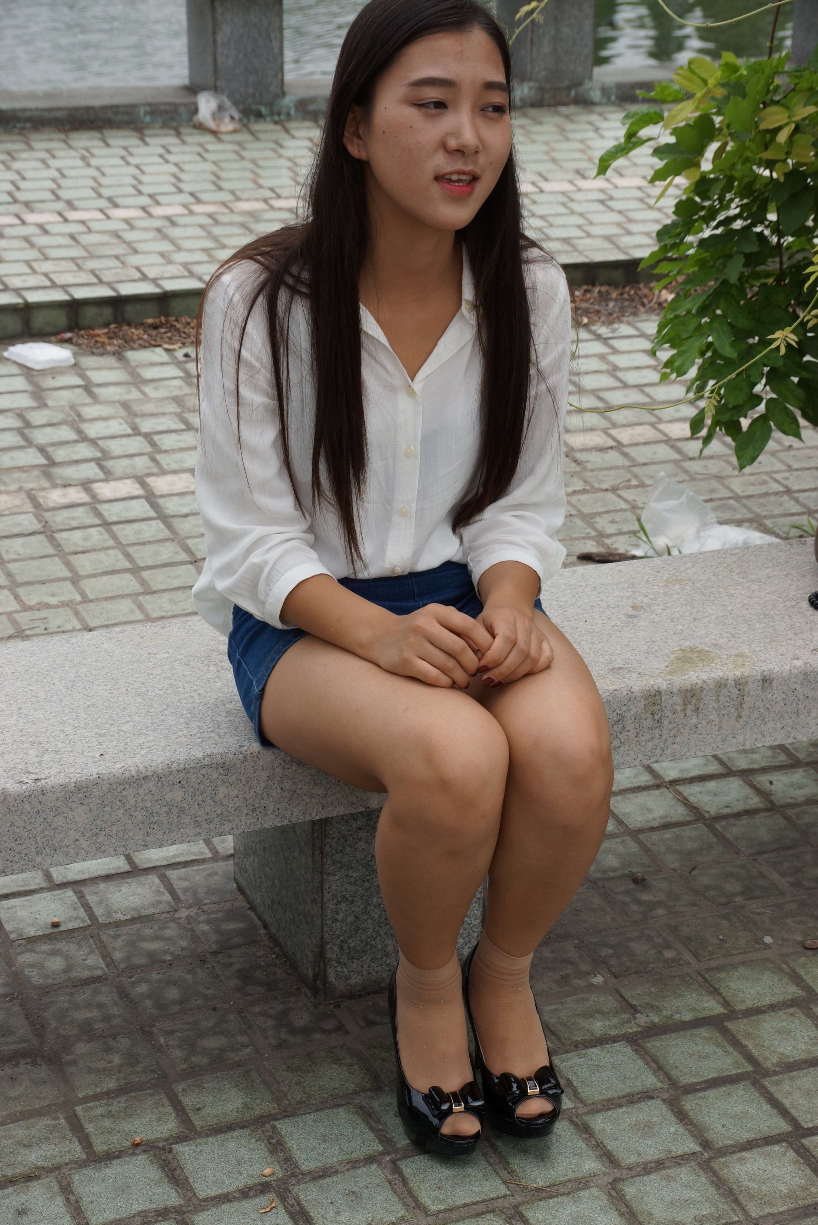 《光脚实在难受，包里的丝袜派上用场了》作品图