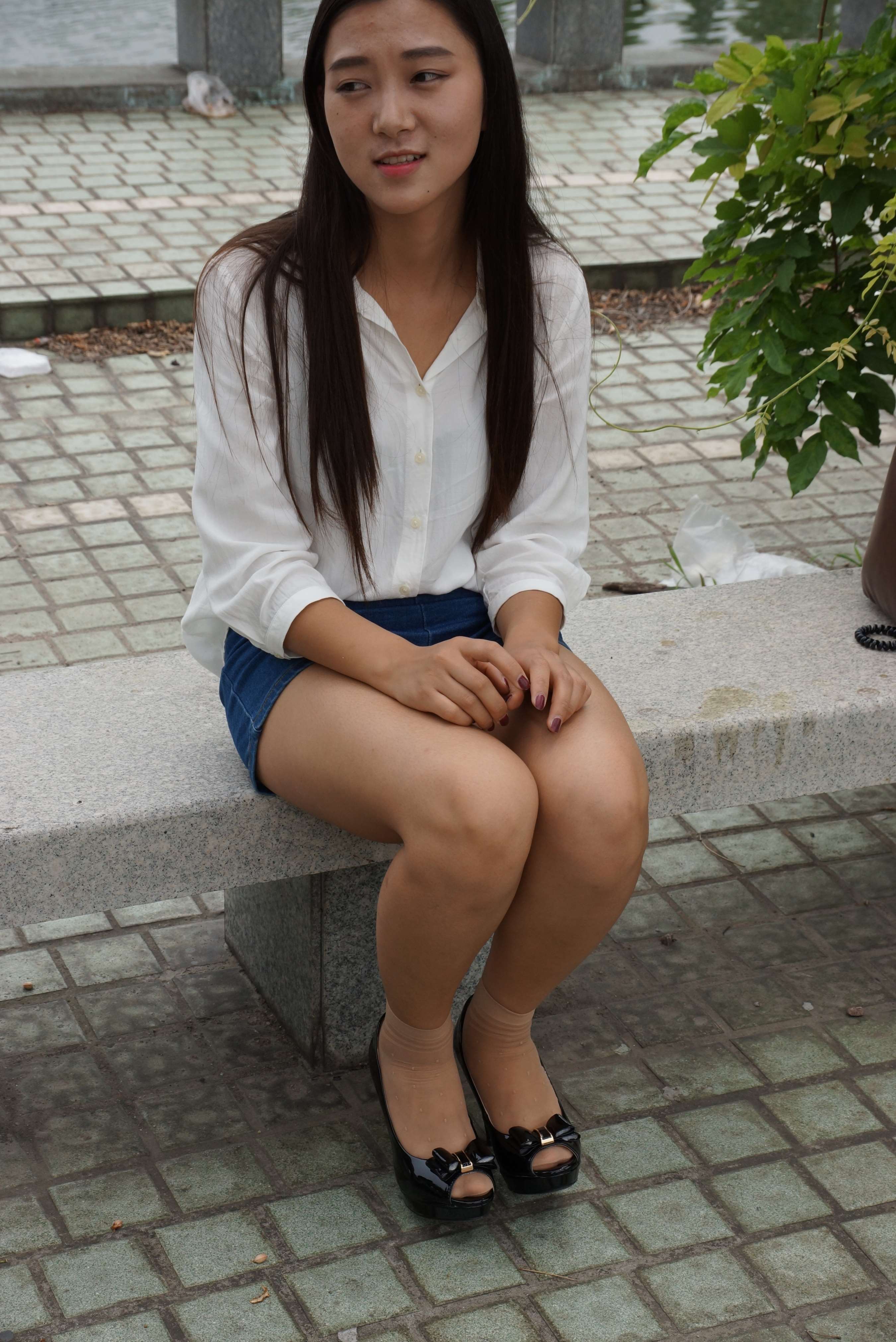 《光脚实在难受，包里的丝袜派上用场了》作品图