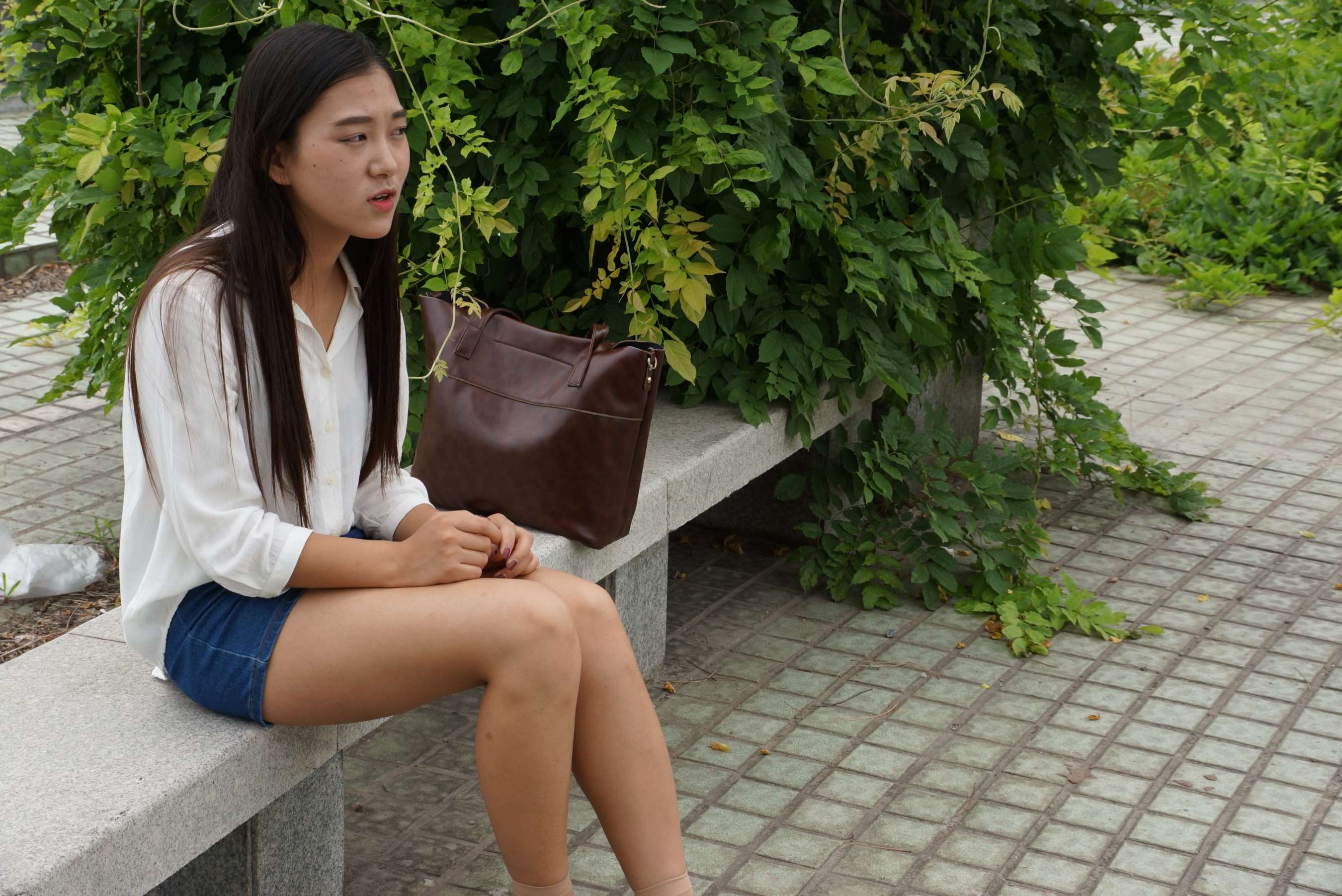 《光脚实在难受，包里的丝袜派上用场了》作品图