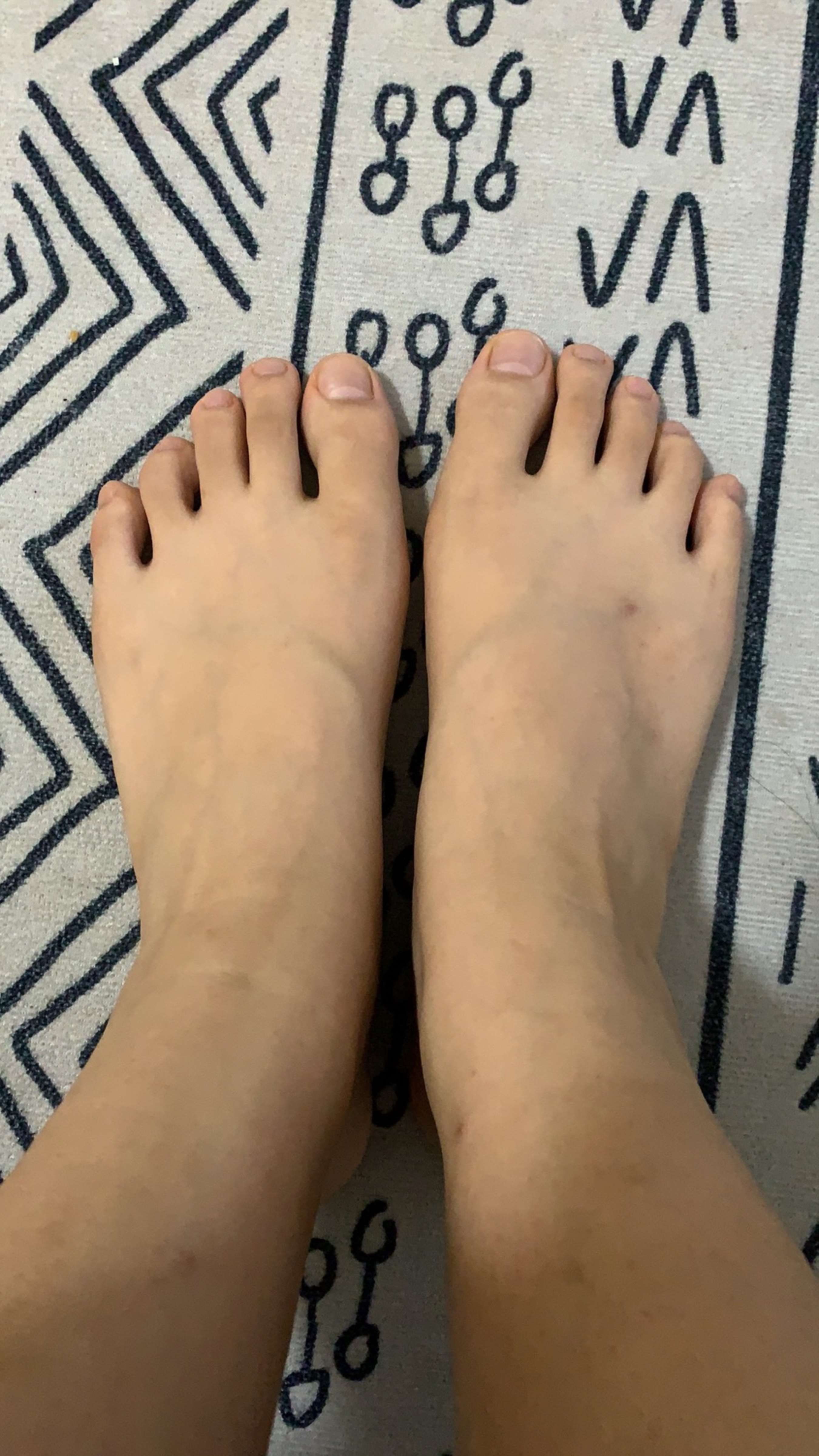 《少女对镜自拍脚丫》作品图