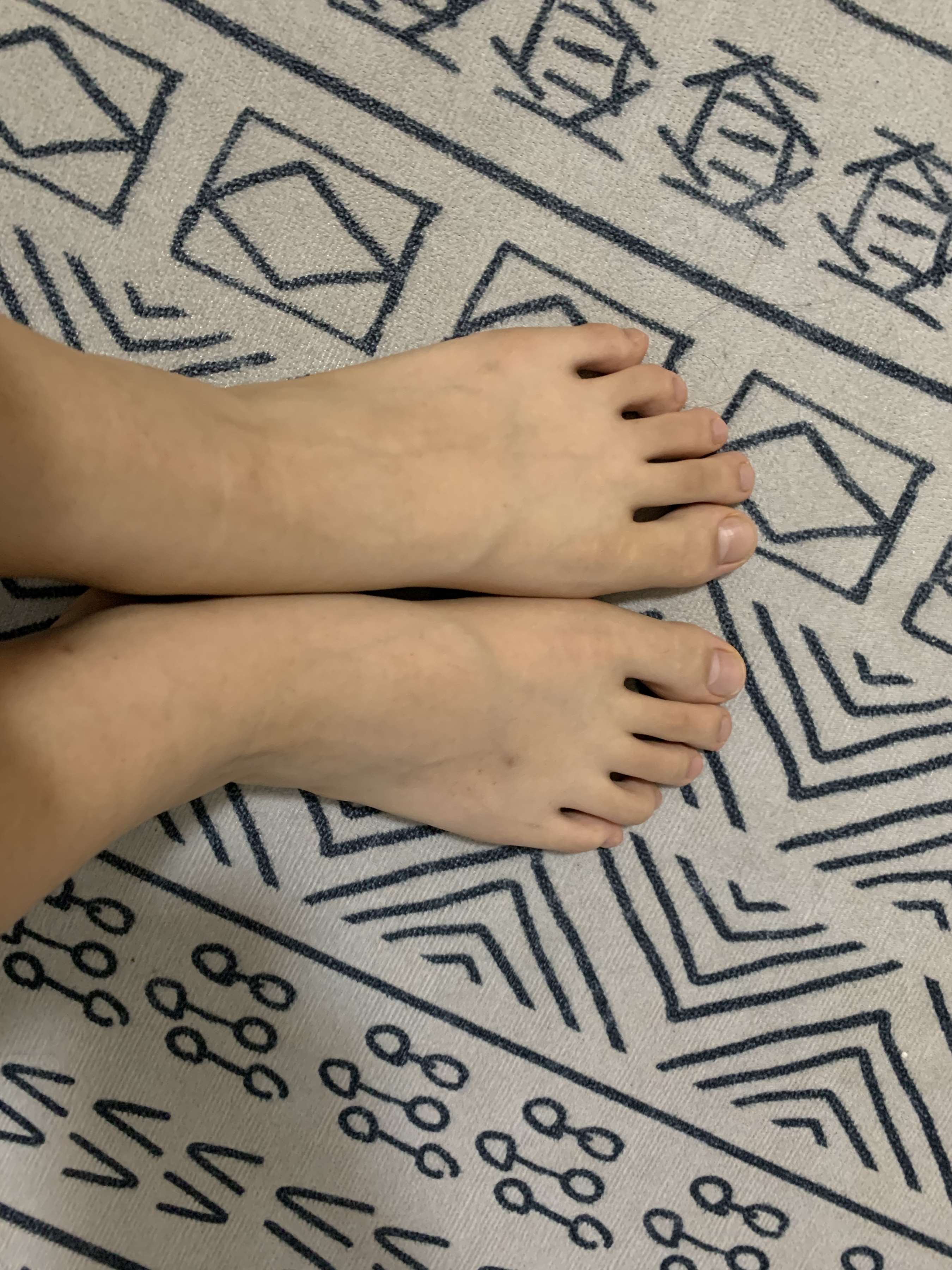 《少女对镜自拍脚丫》作品图