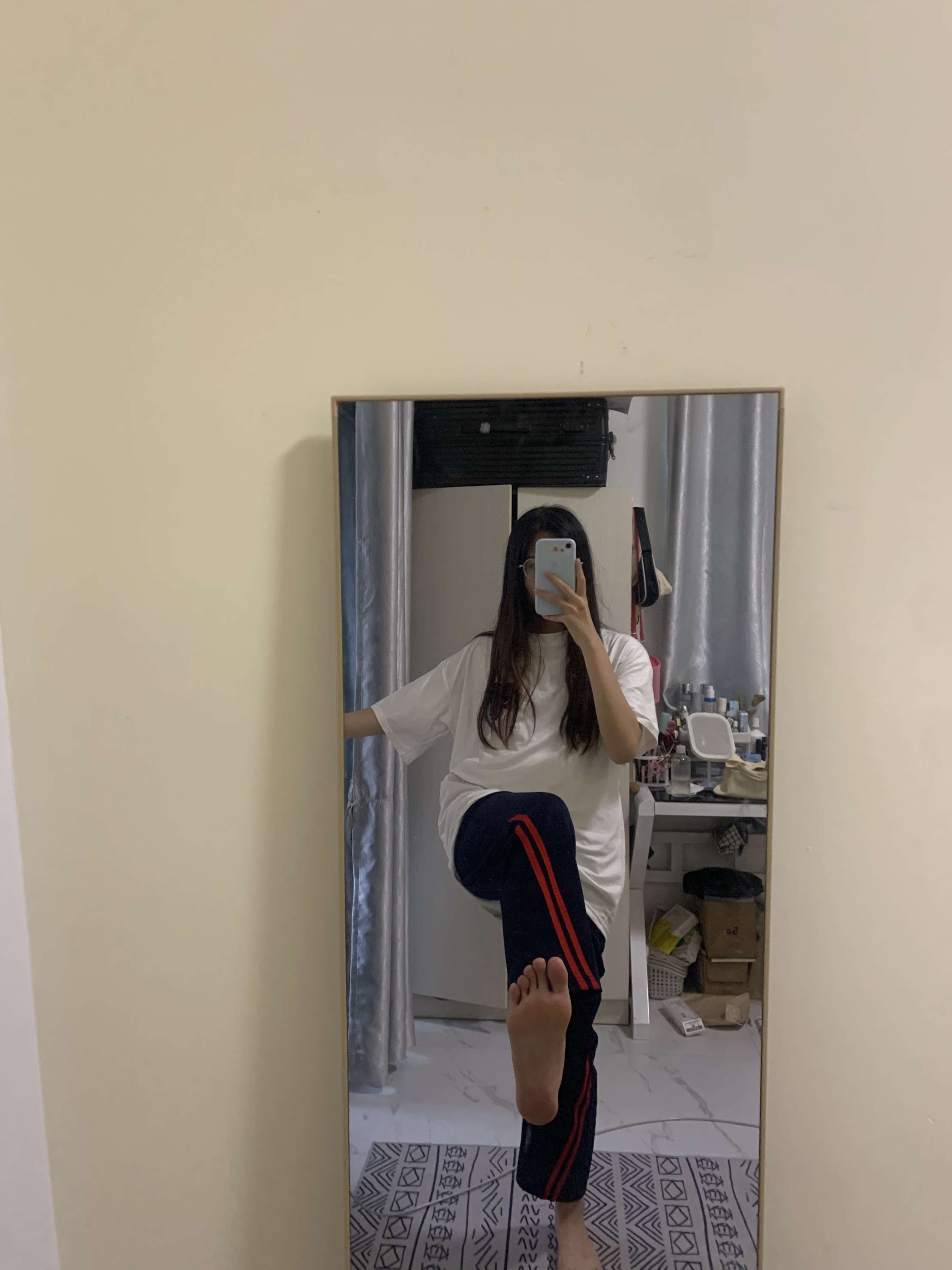 《少女对镜自拍脚丫》作品图